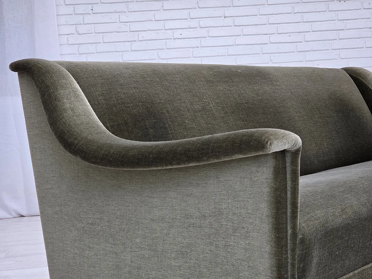 Divano danese a 3 posti in velluto verde e legno di faggio, anni '70 6