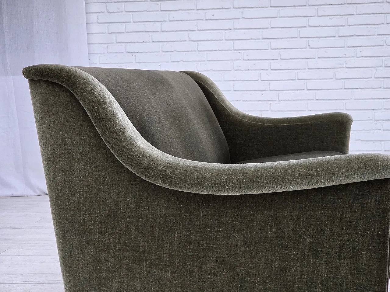 Divano danese a 3 posti in velluto verde e legno di faggio, anni '70 9