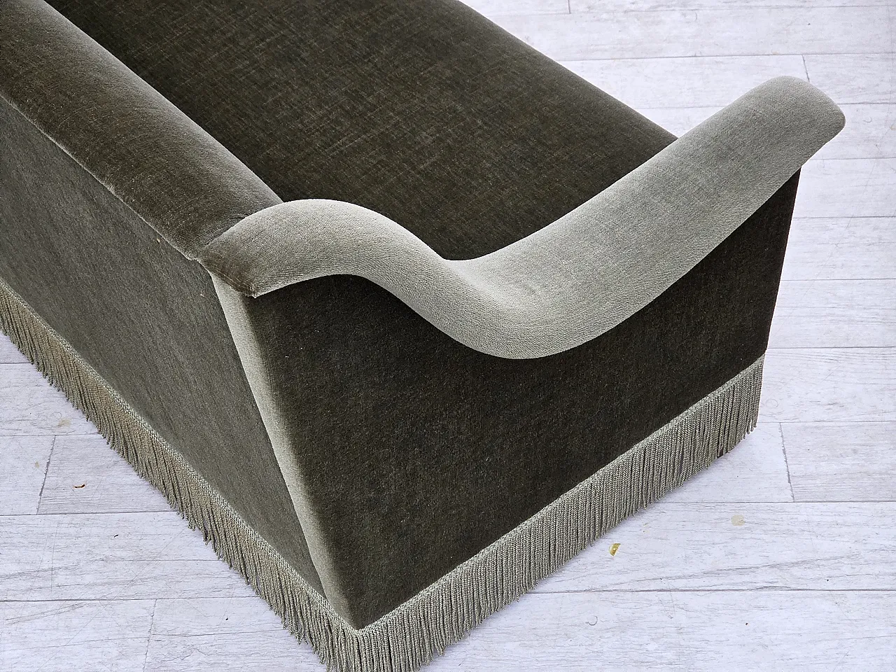 Divano danese a 3 posti in velluto verde e legno di faggio, anni '70 11