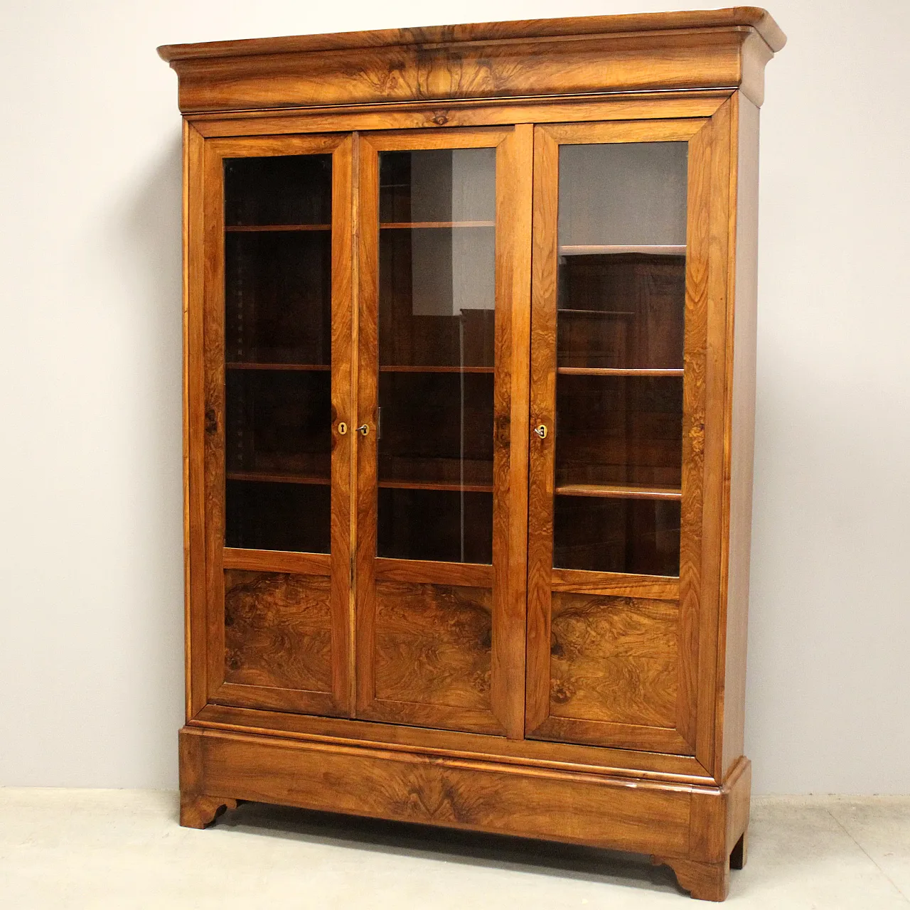 Louis Philippe 3-door showcase library walnut, 19th century 1