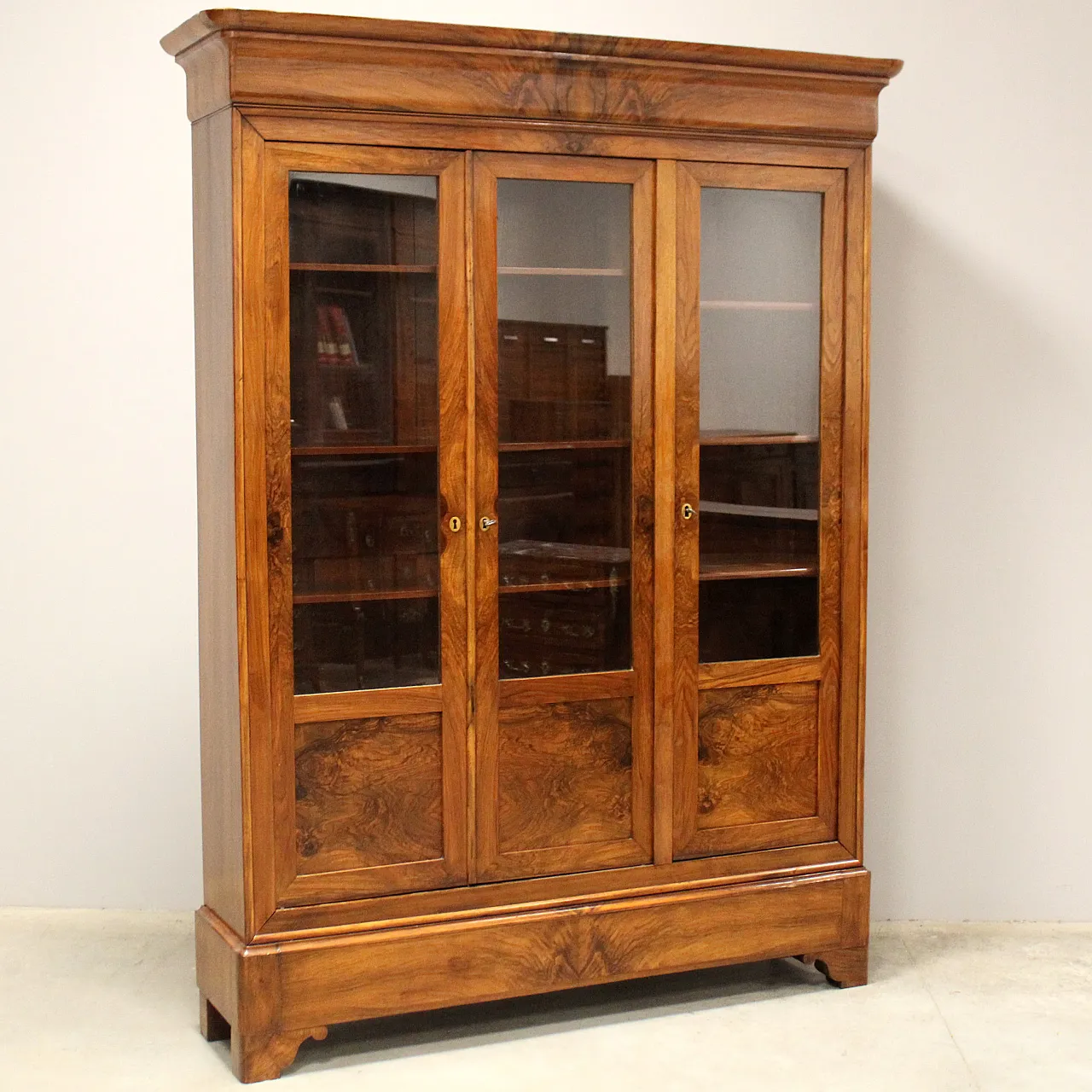 Louis Philippe 3-door showcase library walnut, 19th century 2