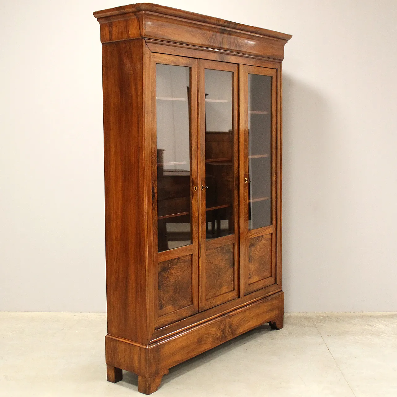 Louis Philippe 3-door showcase library walnut, 19th century 3