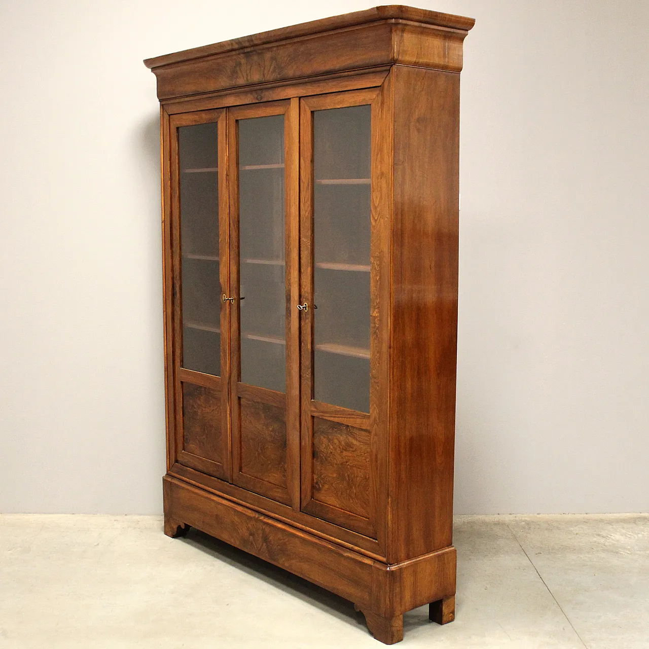 Louis Philippe 3-door showcase library walnut, 19th century 4