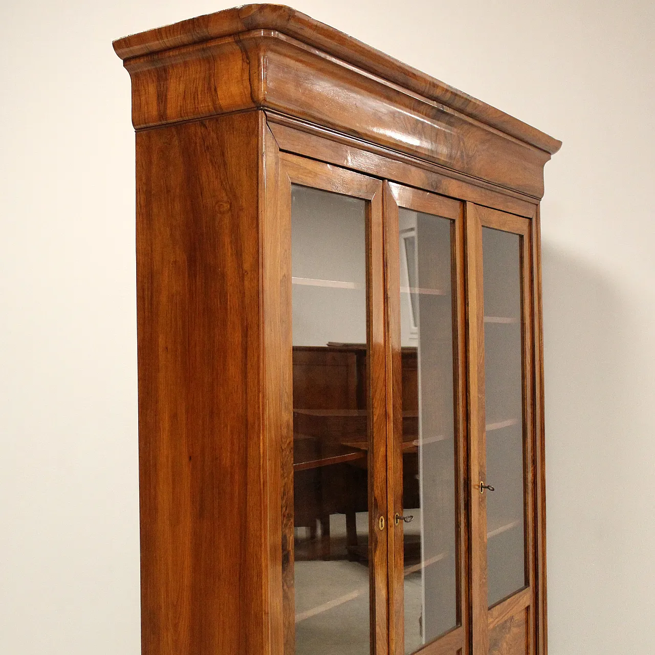 Louis Philippe 3-door showcase library walnut, 19th century 5