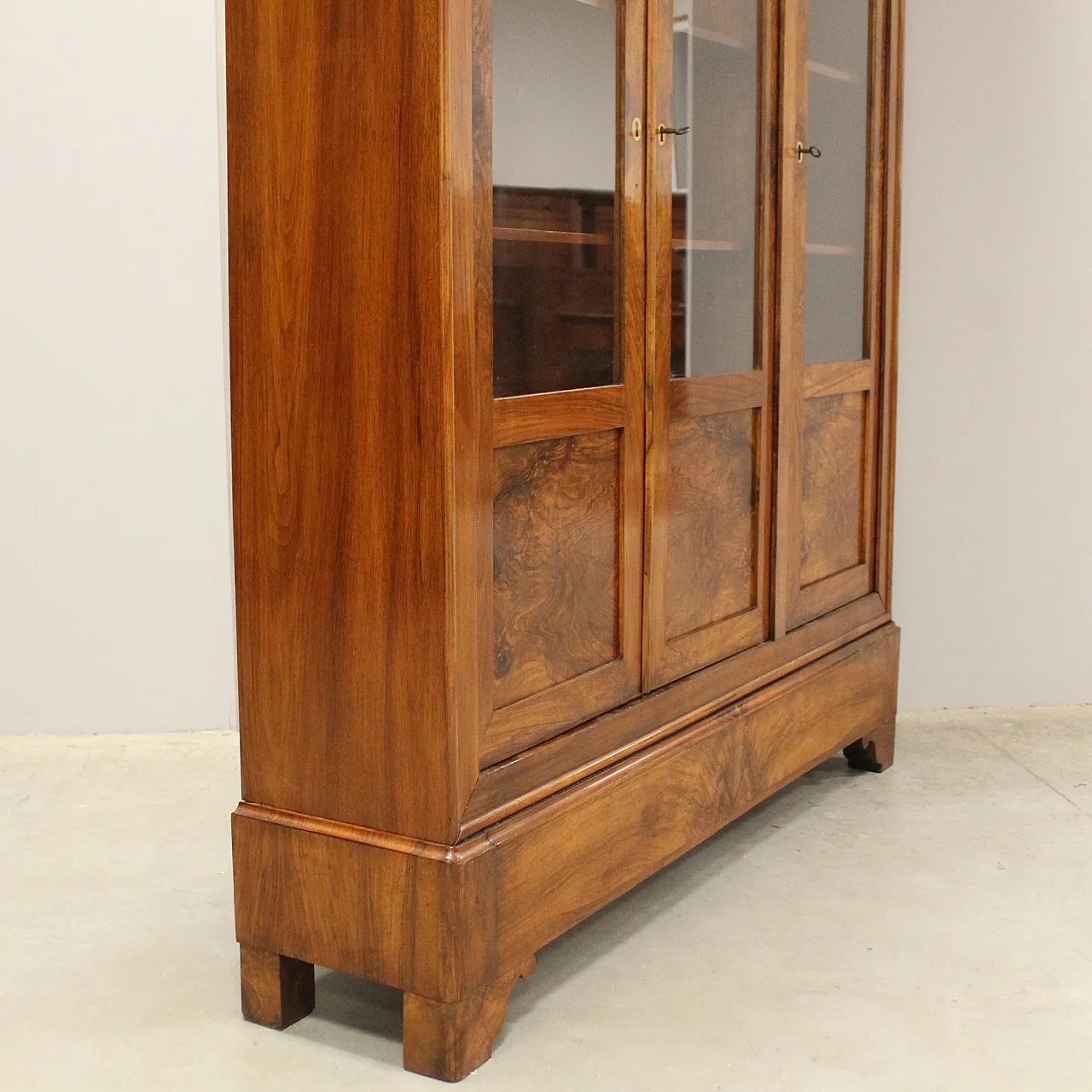 Louis Philippe 3-door showcase library walnut, 19th century 7