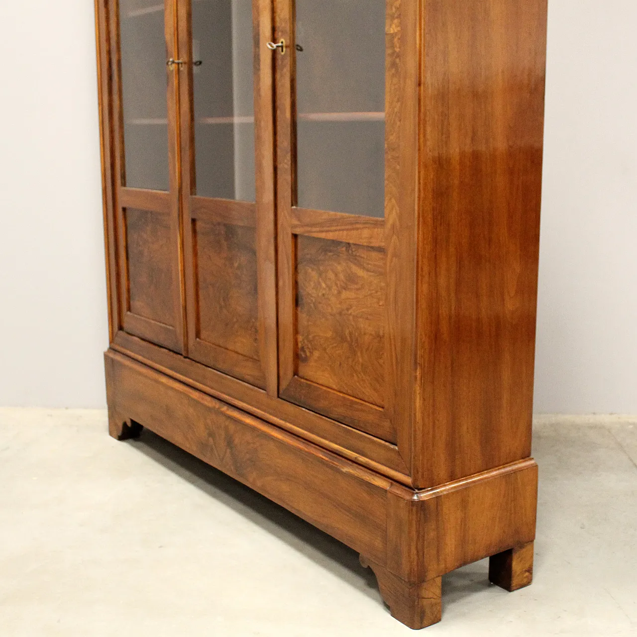 Louis Philippe 3-door showcase library walnut, 19th century 8