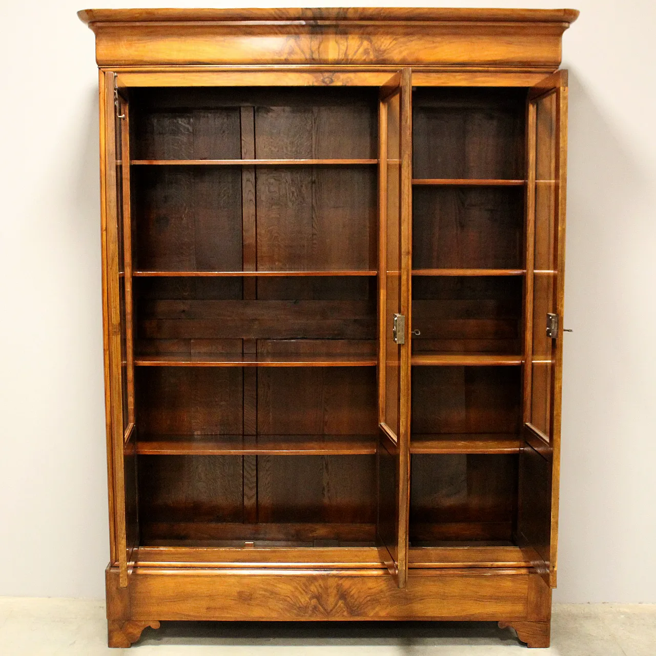 Louis Philippe 3-door showcase library walnut, 19th century 9