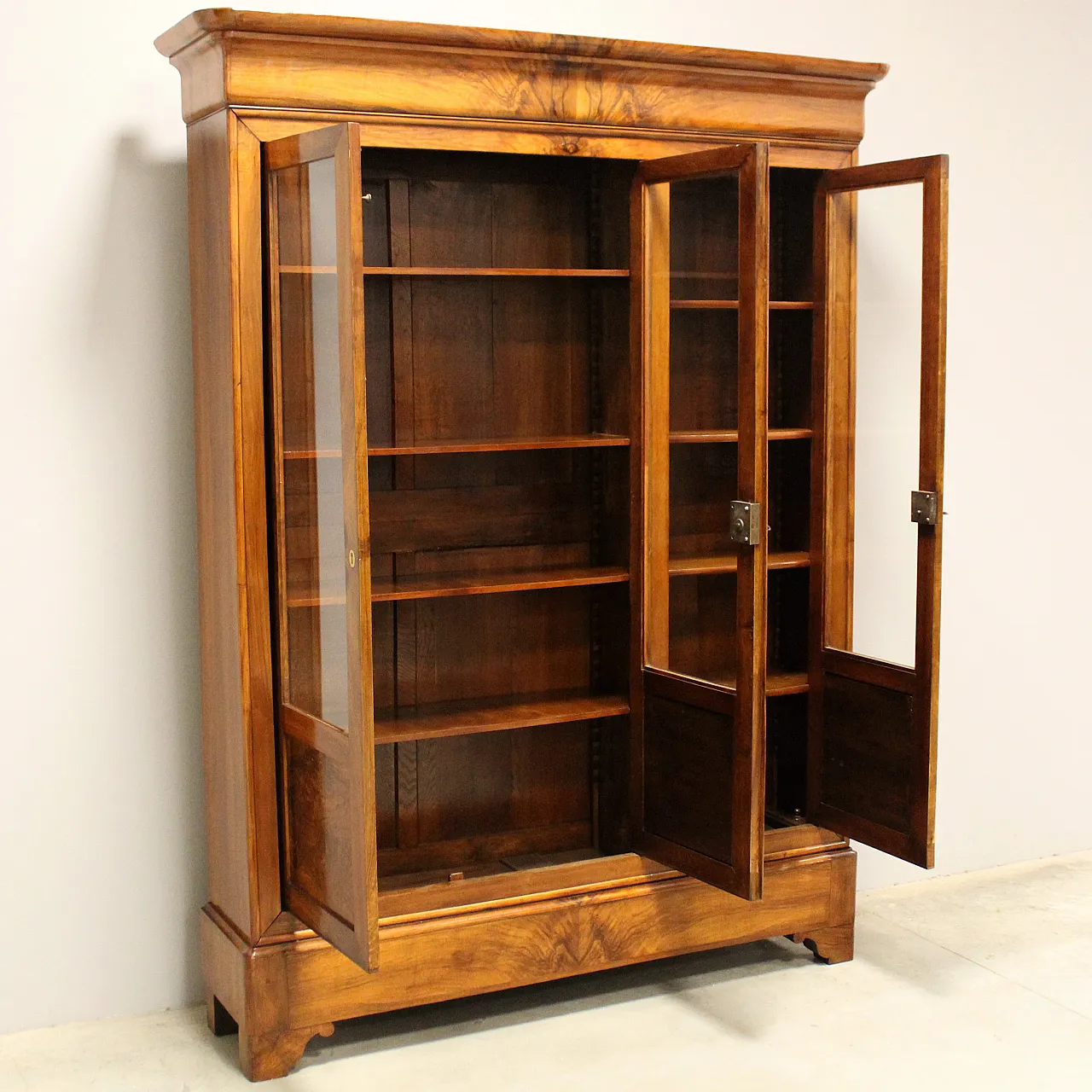 Louis Philippe 3-door showcase library walnut, 19th century 10