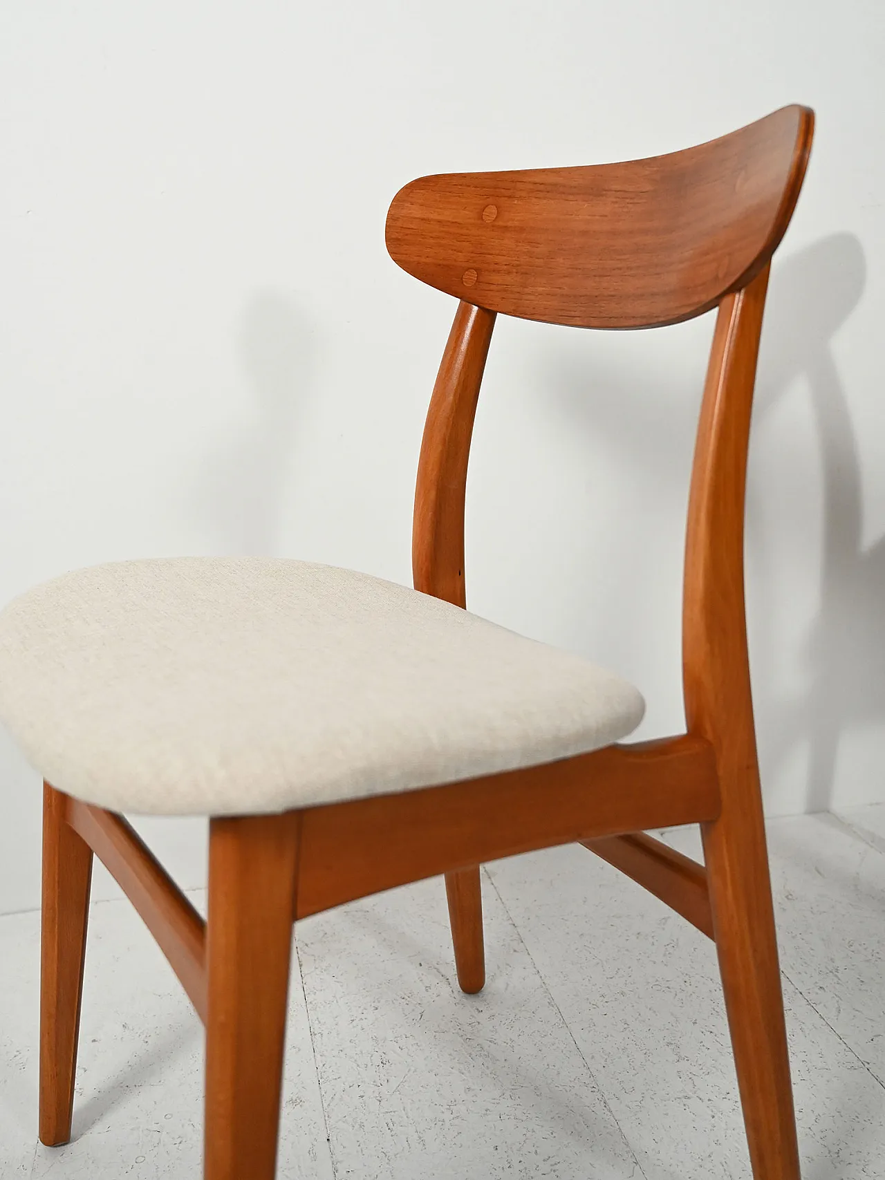Pair of Scandinavian chairs with crescent backs, 60s 6