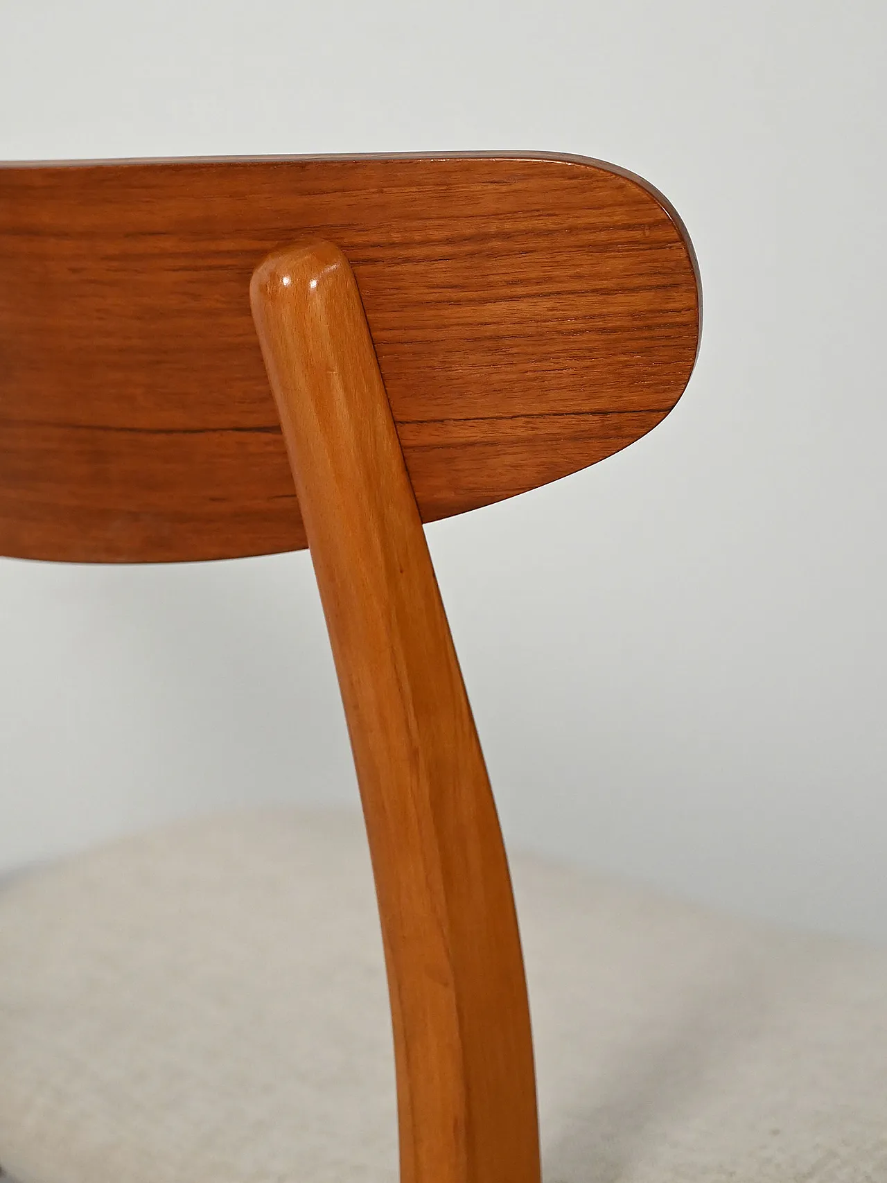 Pair of Scandinavian chairs with crescent backs, 60s 7