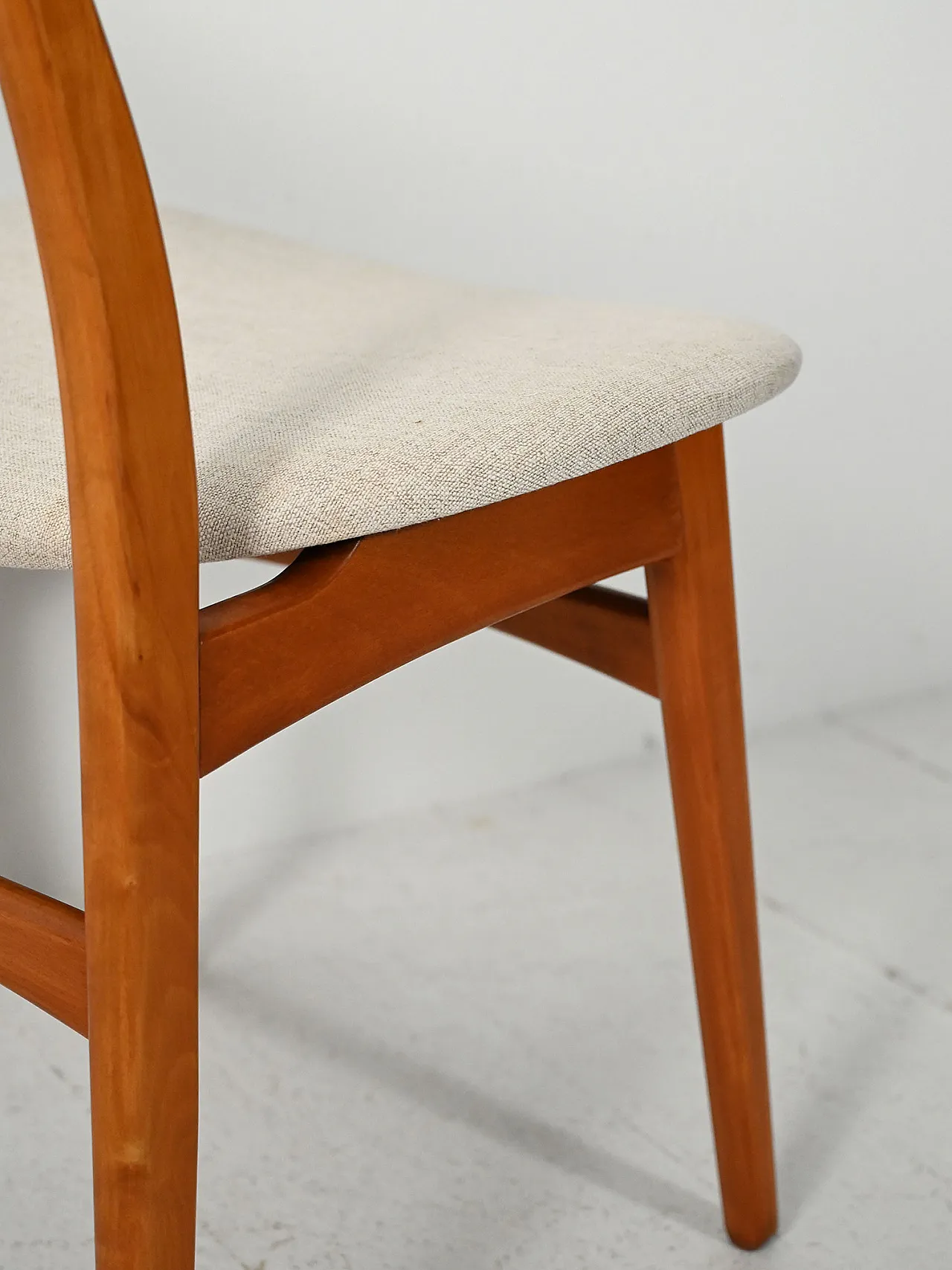 Pair of Scandinavian chairs with crescent backs, 60s 8