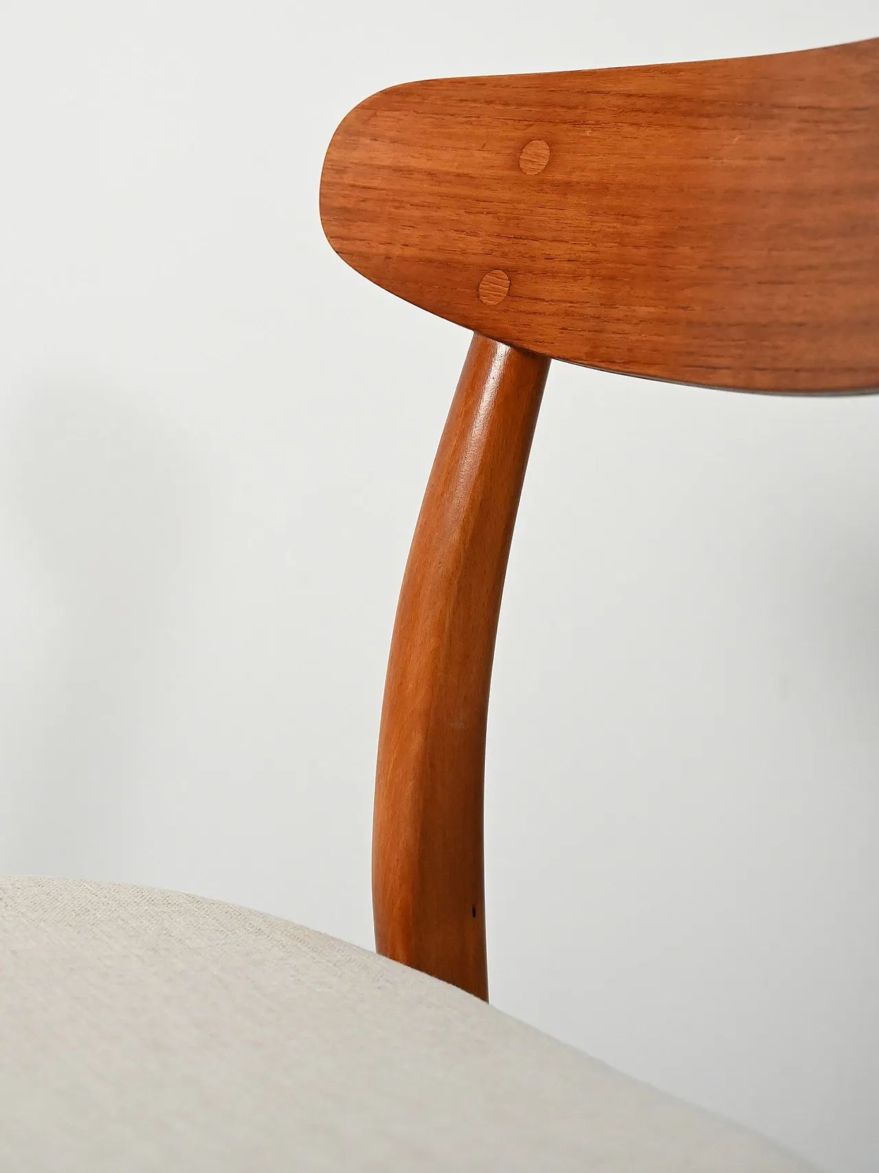 Pair of Scandinavian chairs with crescent backs, 60s 10