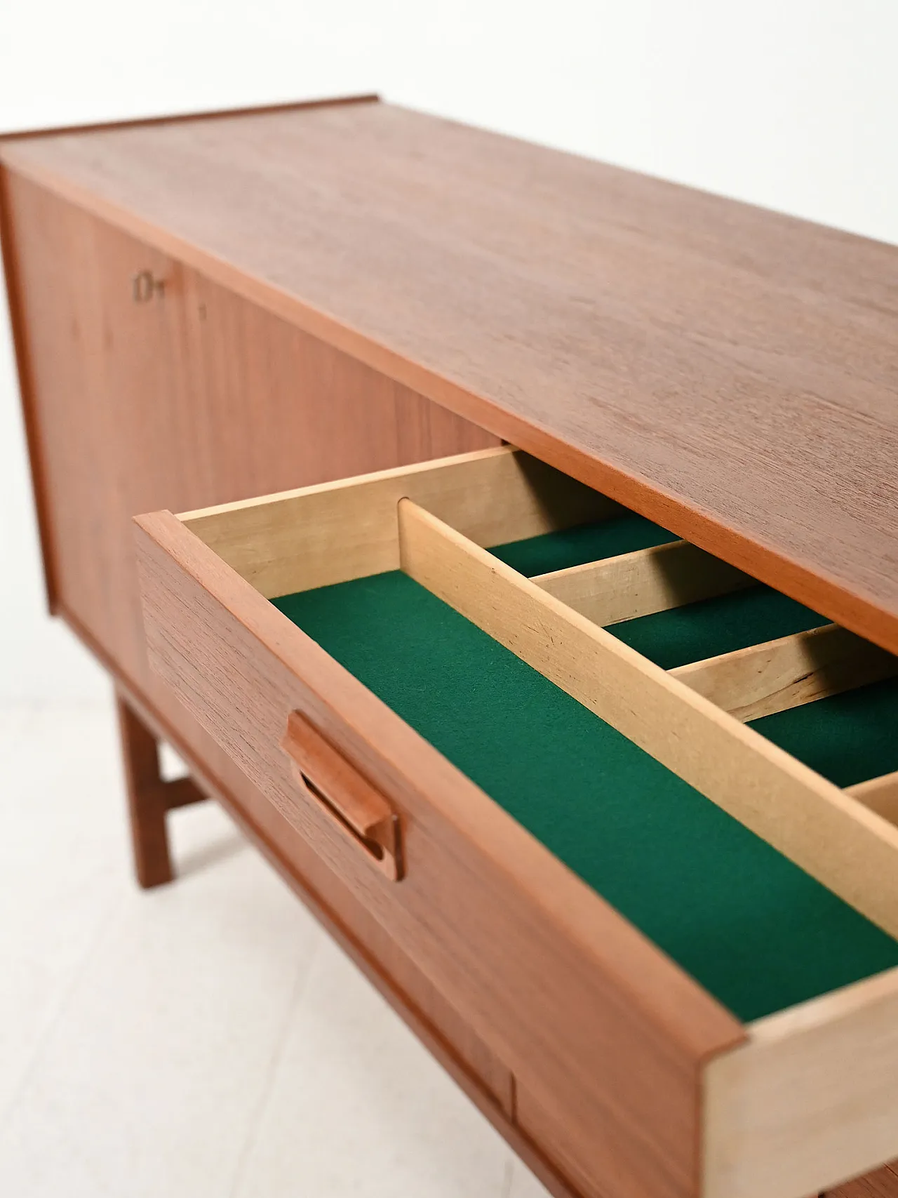 Credenza scandinava con maniglie a sbalzo, anni '60 10