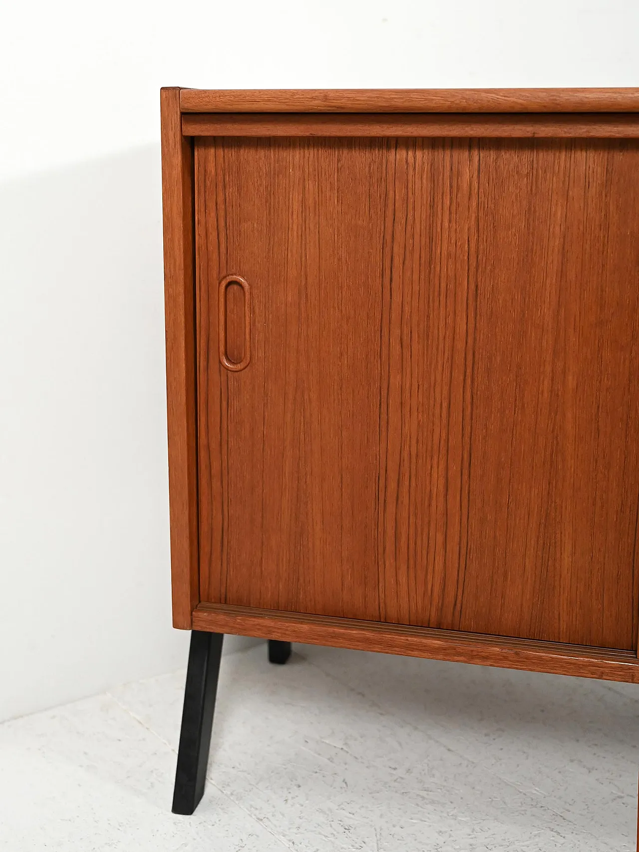 Small two-tone Scandinavian sideboard, 60s 8