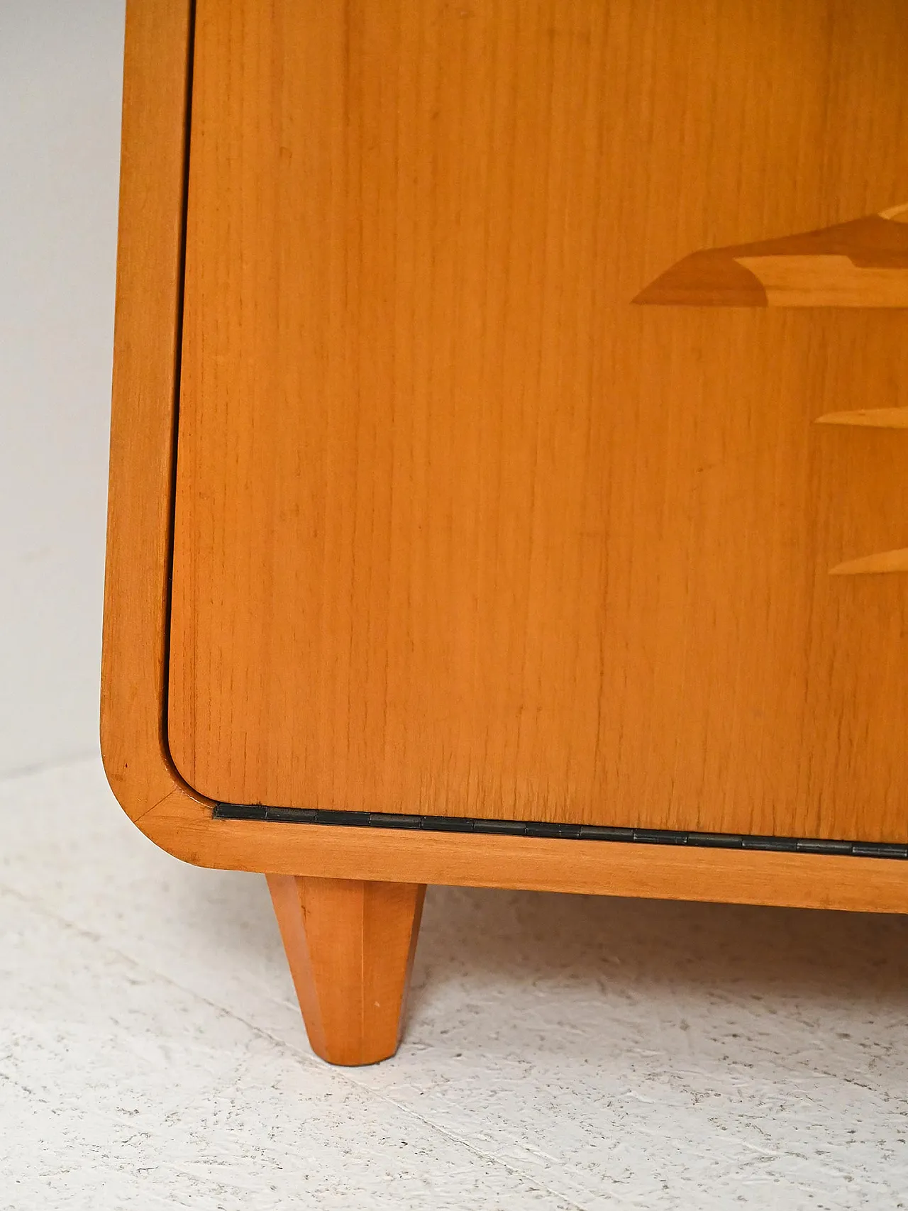 Cabinet scandinavo in olmo intarsiato, anni '40 8