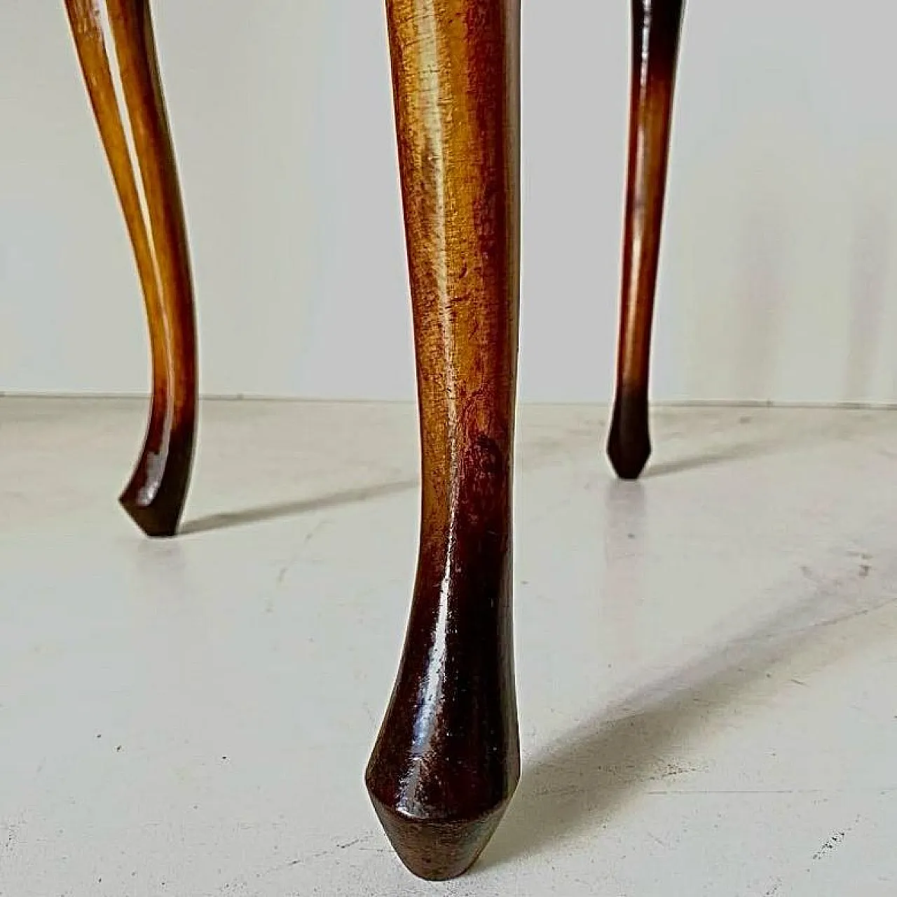 Divano e tavolino Art Deco in noce massello, anni '30 50