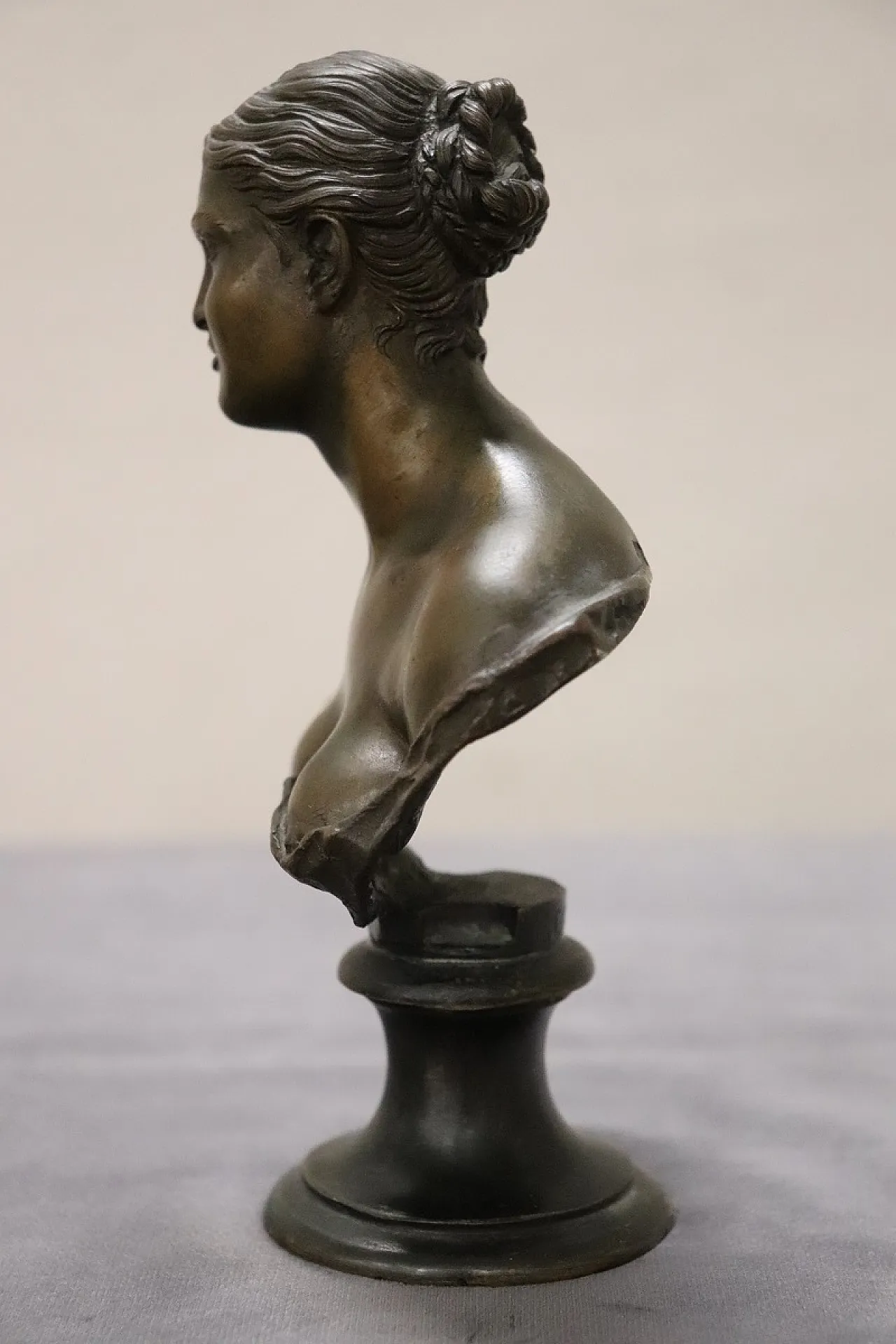 Piccolo busto di giovane donna in bronzo, firma Gemito 4