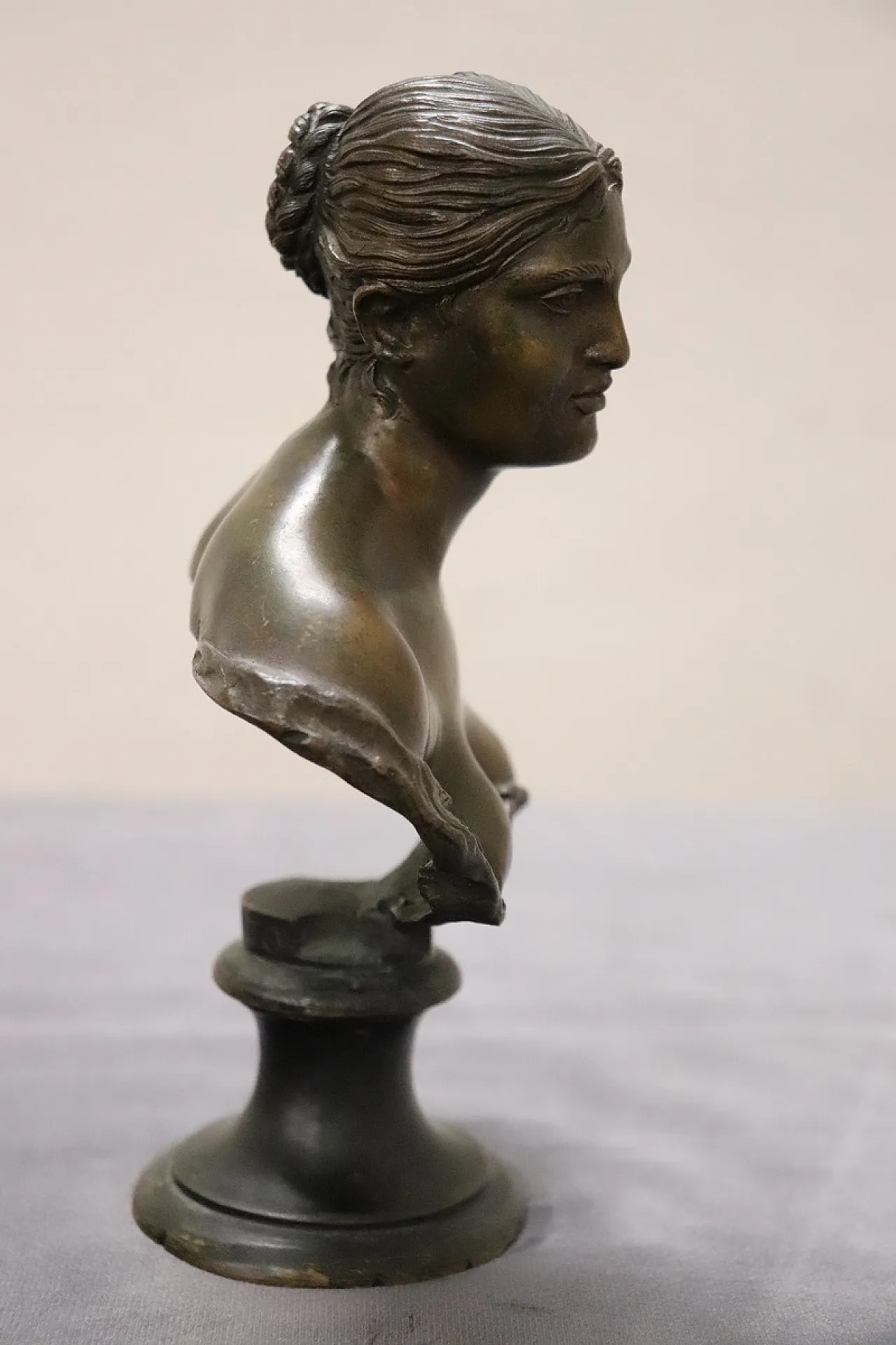 Piccolo busto di giovane donna in bronzo, firma Gemito 8