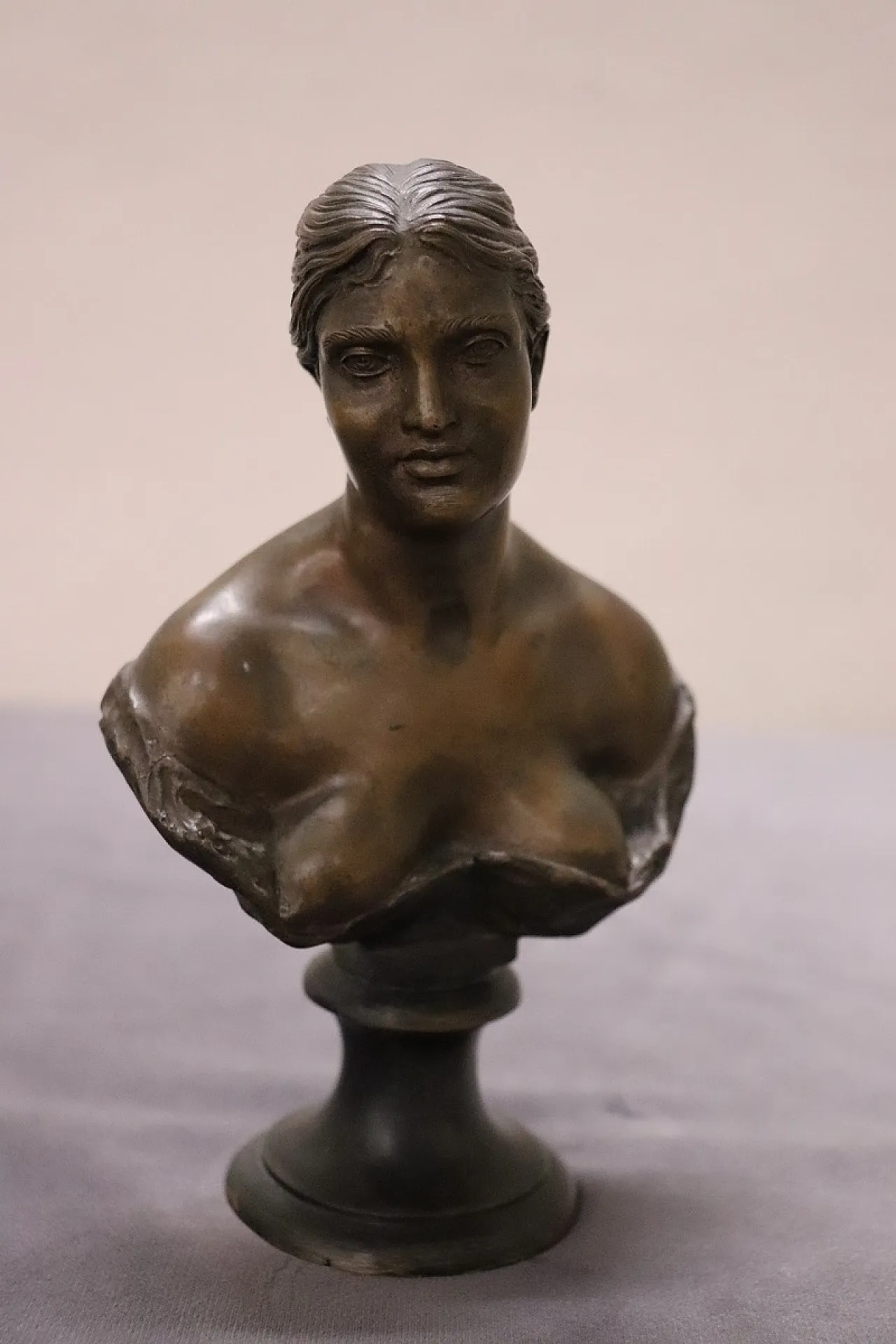 Piccolo busto di giovane donna in bronzo, firma Gemito 12