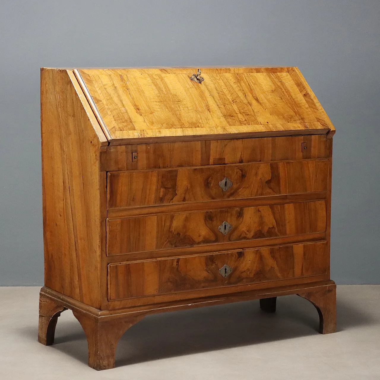 Tilting chest in walnut, walnut burl, and poplar, 18th century 1