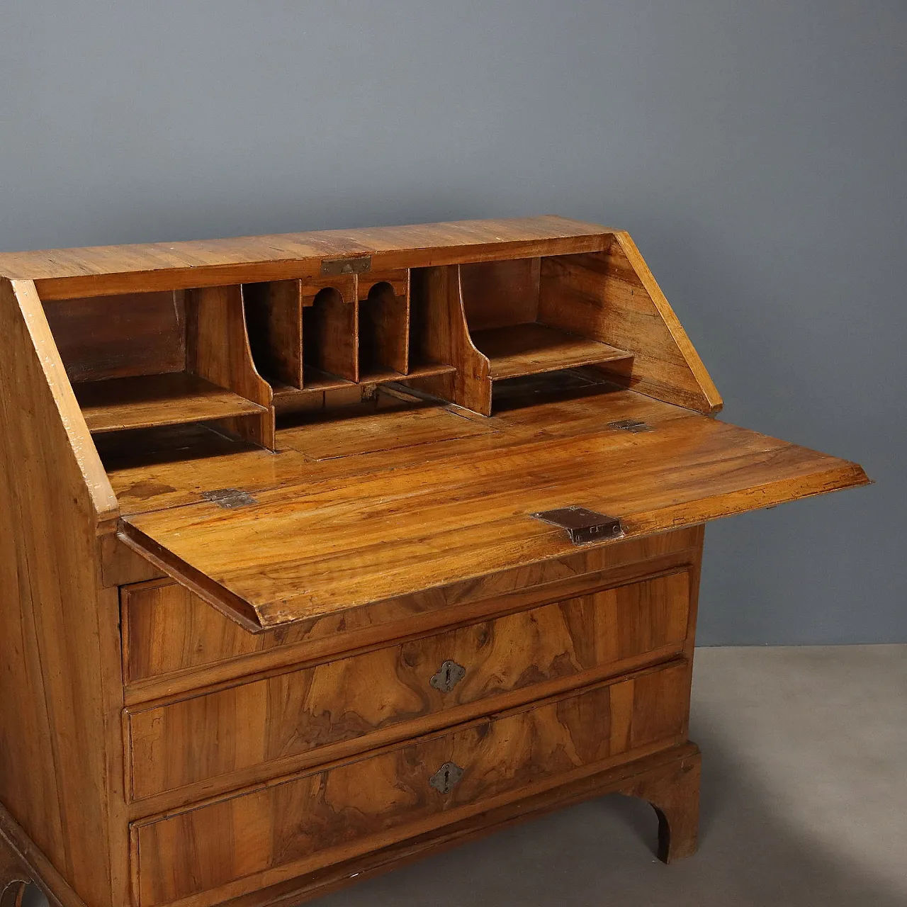 Tilting chest in walnut, walnut burl, and poplar, 18th century 3