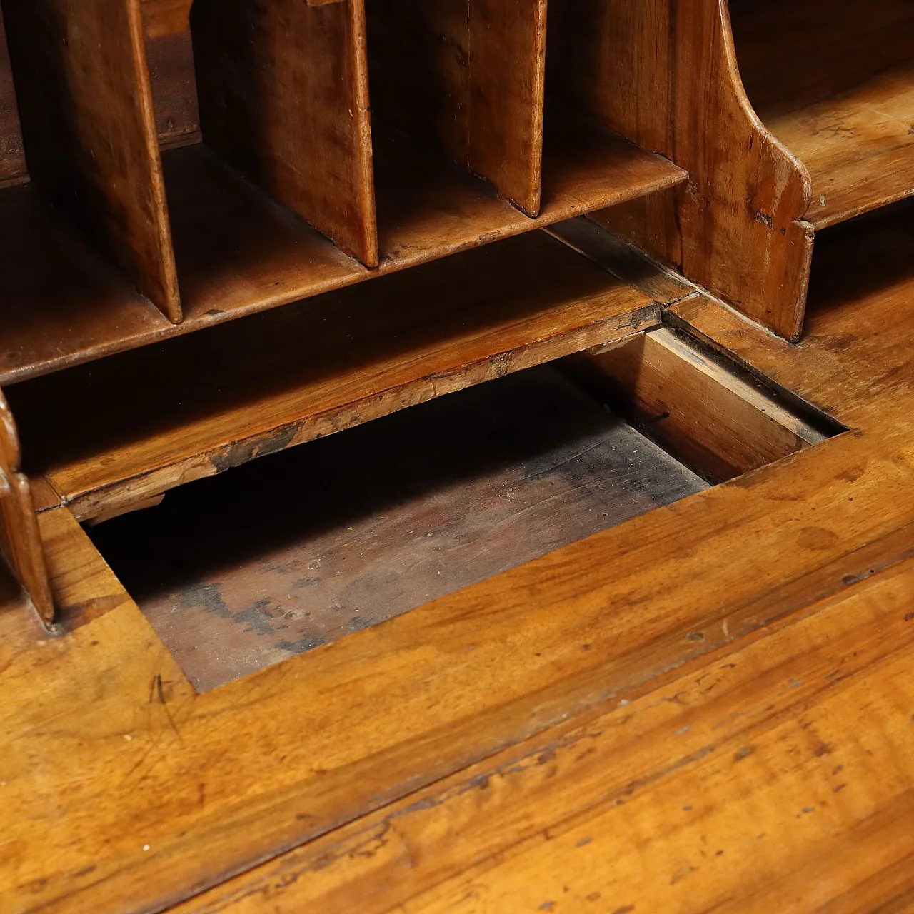 Tilting chest in walnut, walnut burl, and poplar, 18th century 4