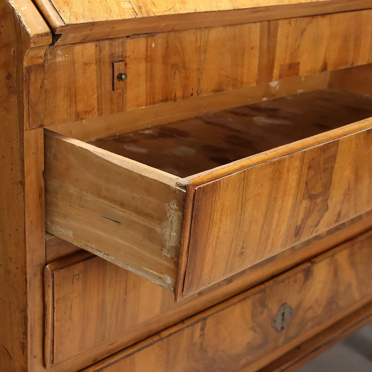 Tilting chest in walnut, walnut burl, and poplar, 18th century 7
