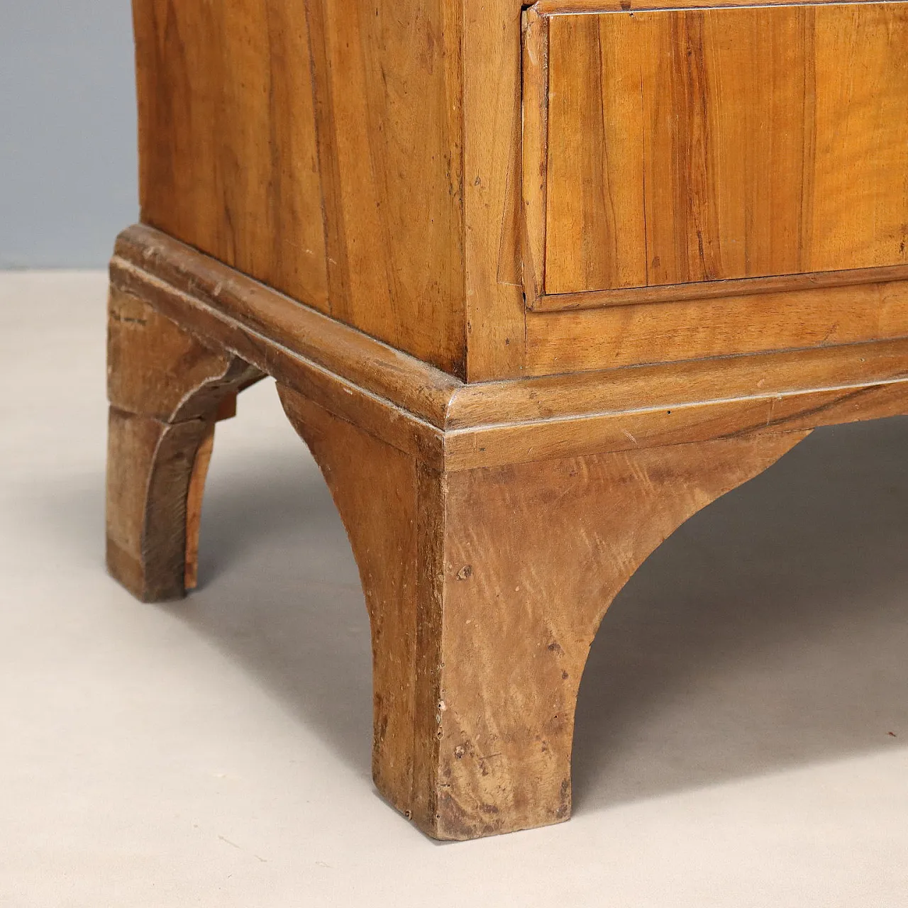 Tilting chest in walnut, walnut burl, and poplar, 18th century 9