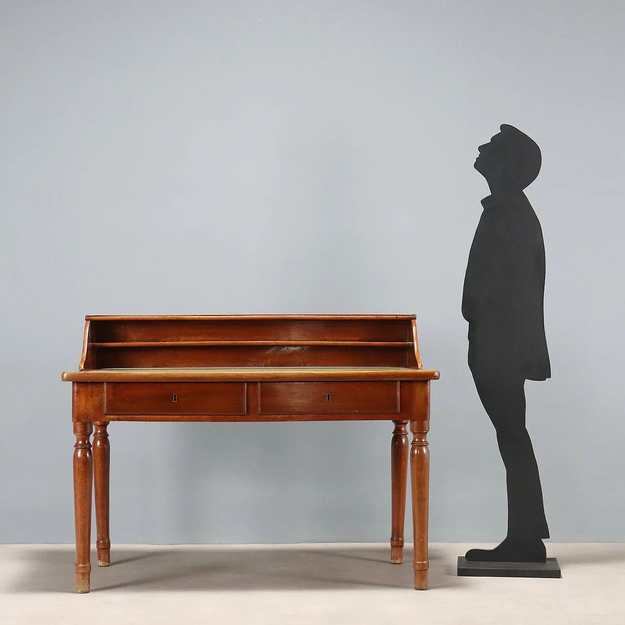 Walnut and leather desk, mid-19th century 3