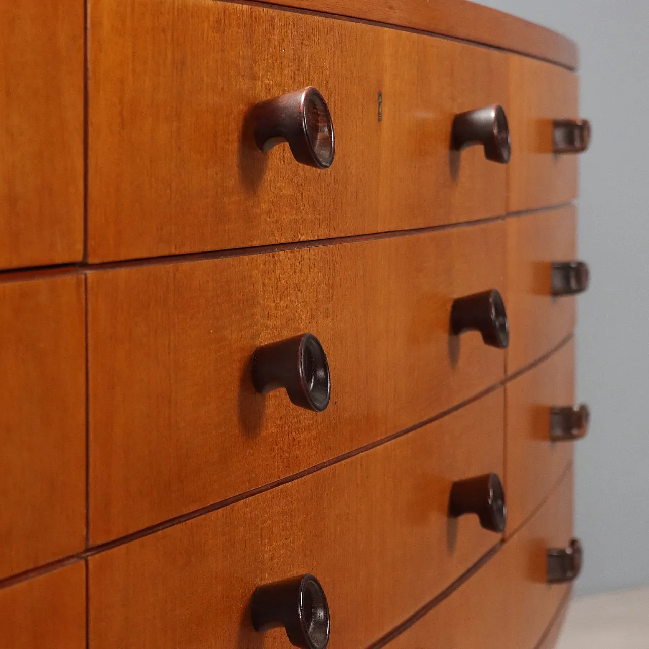 Mahogany veneered chest of drawers with wooden handles, 20th century 4