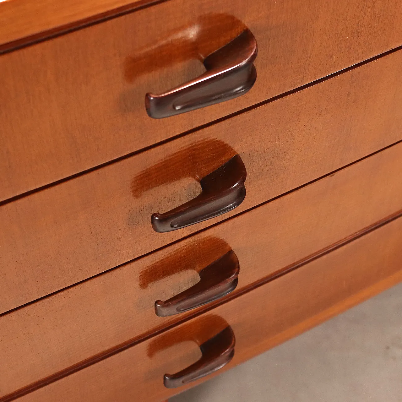 Mahogany veneered chest of drawers with wooden handles, 20th century 6