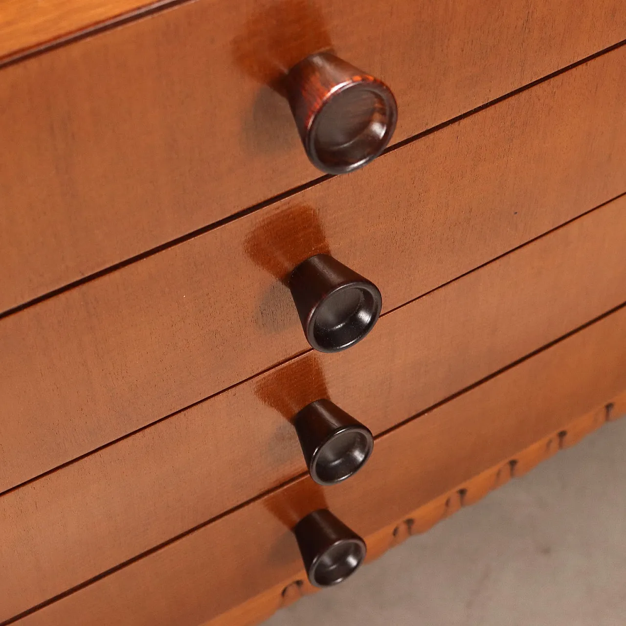Mahogany veneered chest of drawers with wooden handles, 20th century 7