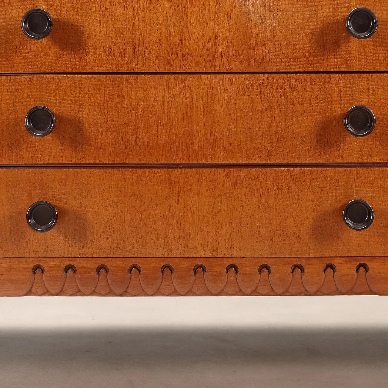 Mahogany veneered chest of drawers with wooden handles, 20th century 8