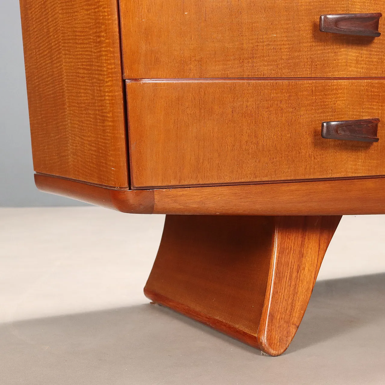 Mahogany veneered chest of drawers with wooden handles, 20th century 9