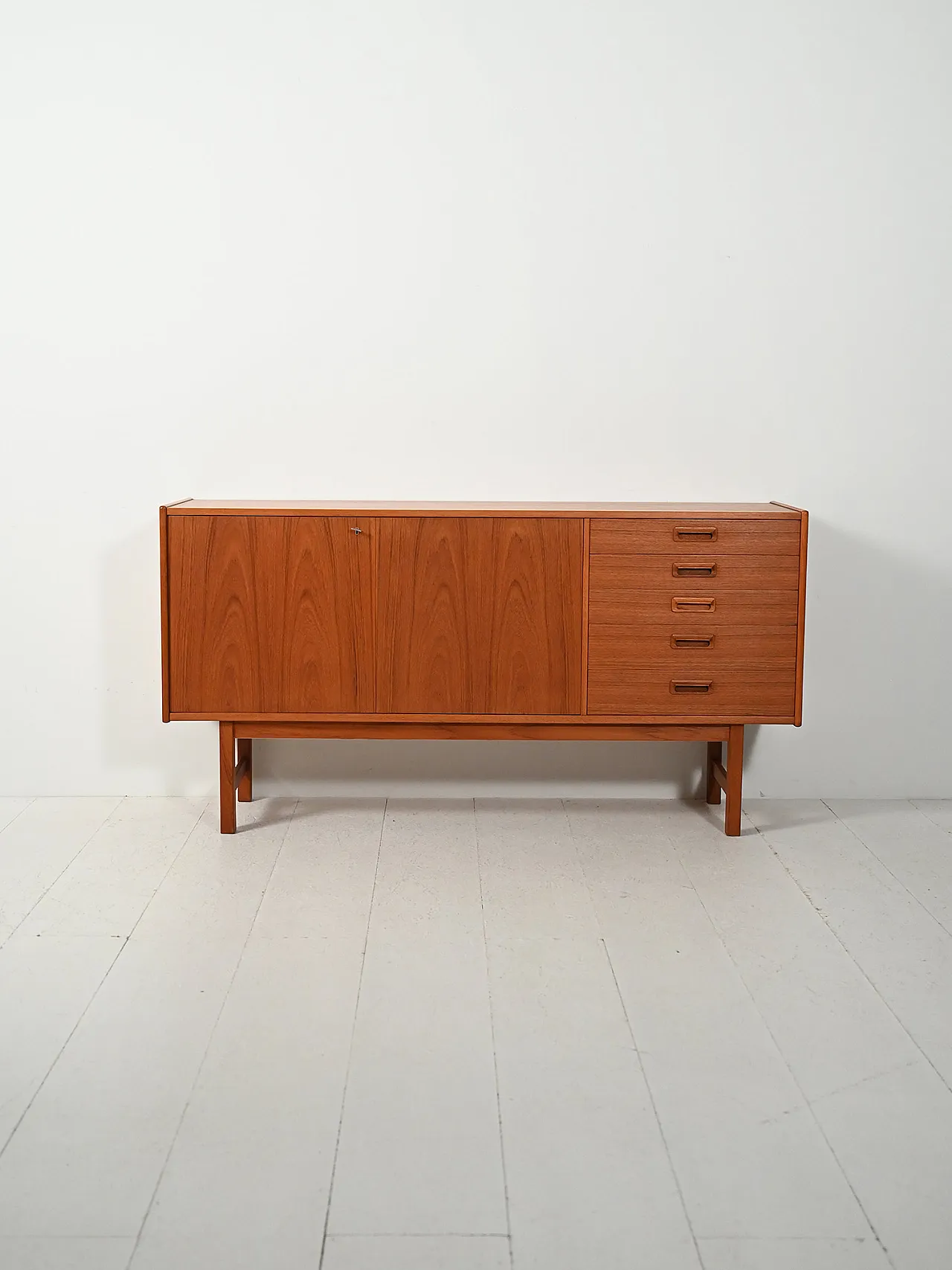 Credenza scandinava con maniglie a sbalzo, anni '60 2