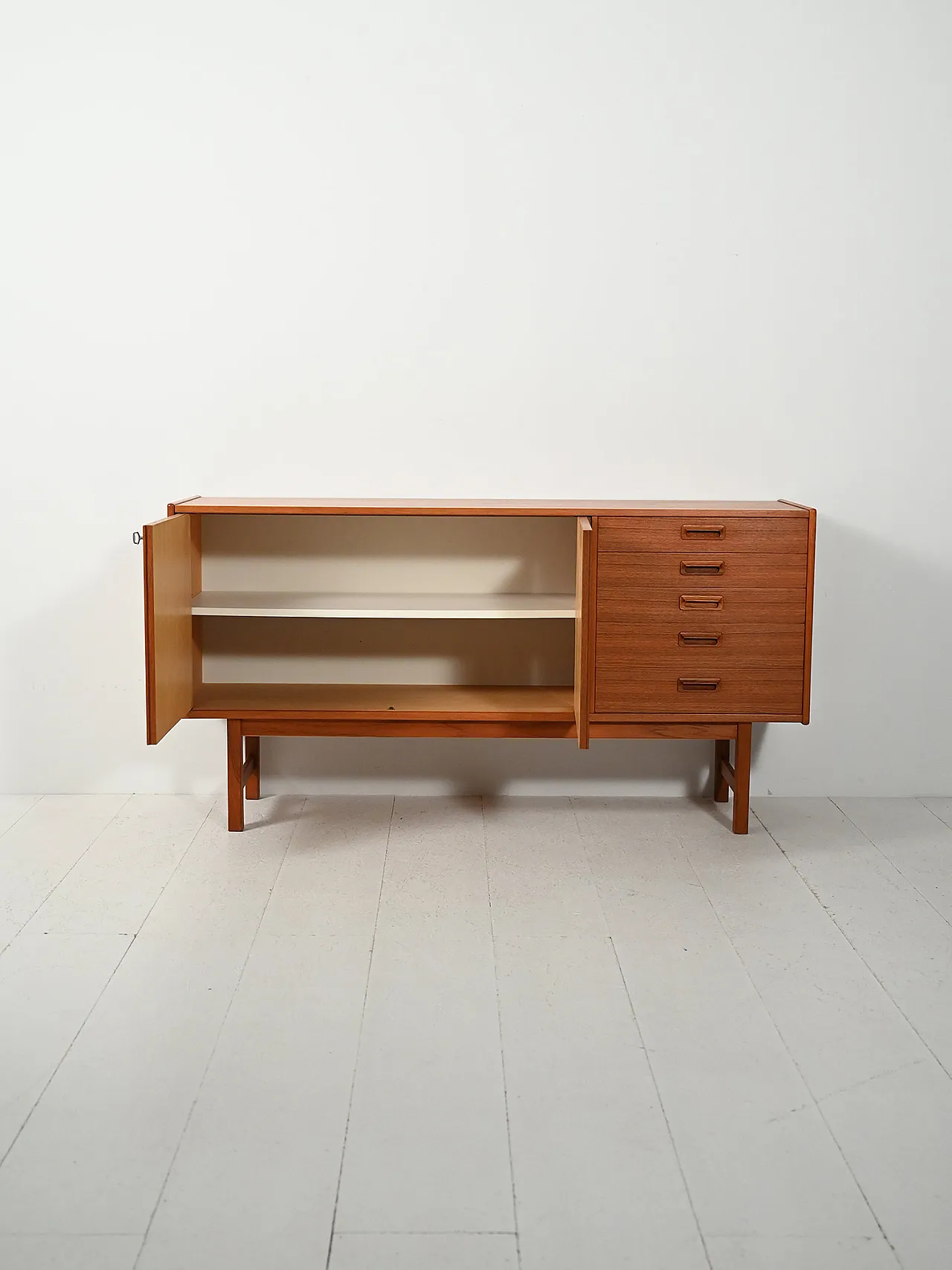 Credenza scandinava con maniglie a sbalzo, anni '60 3
