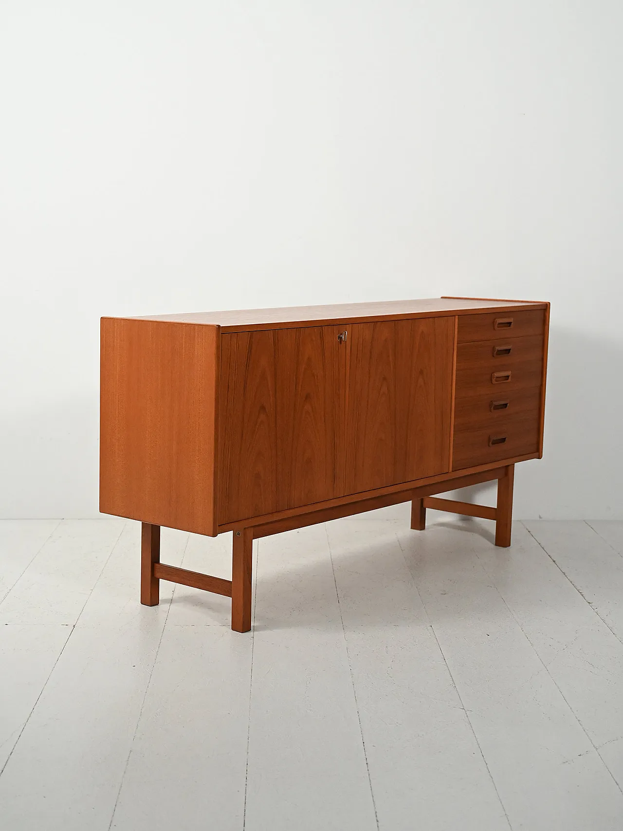 Credenza scandinava con maniglie a sbalzo, anni '60 4