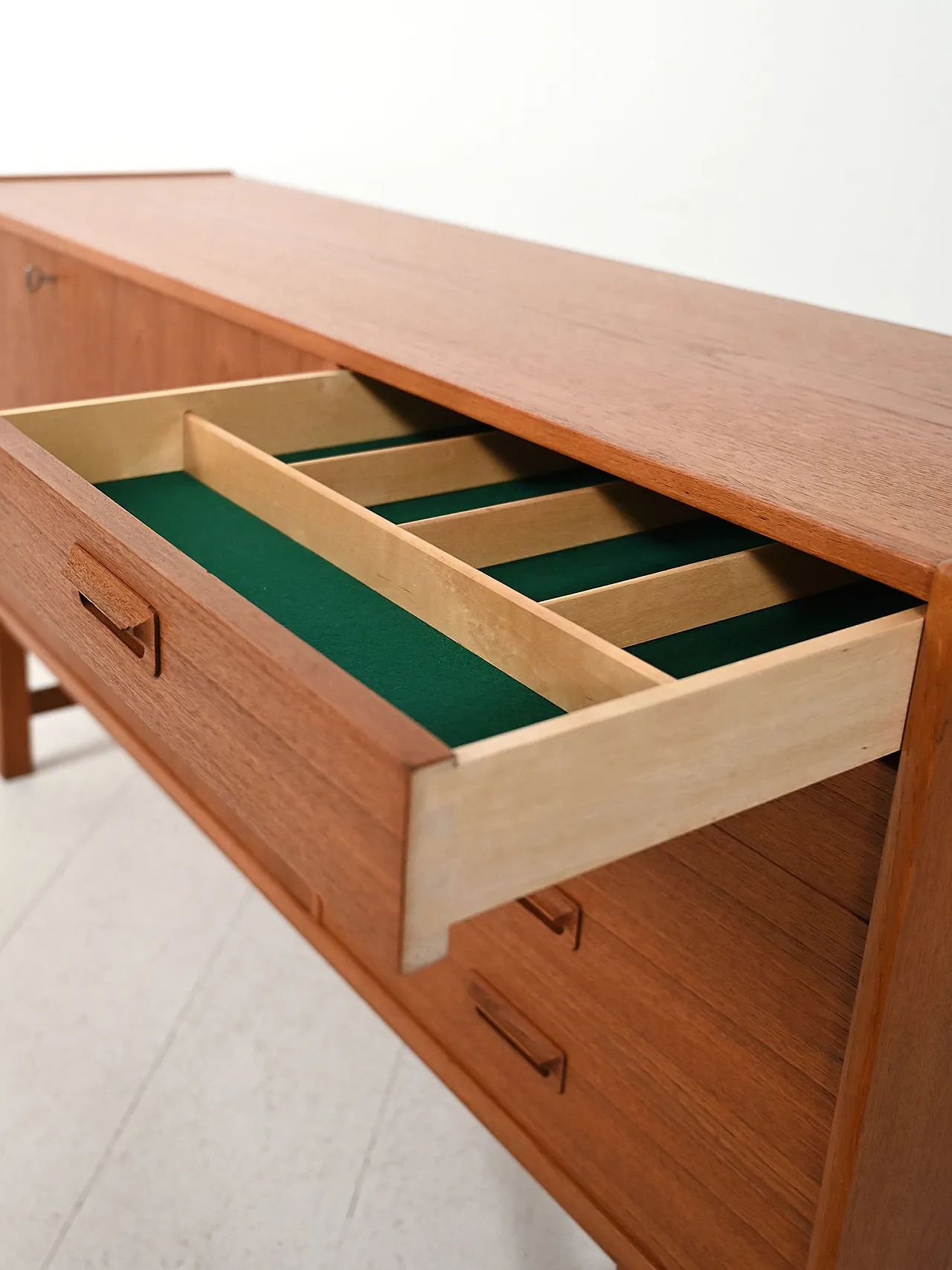 Credenza scandinava con maniglie a sbalzo, anni '60 9