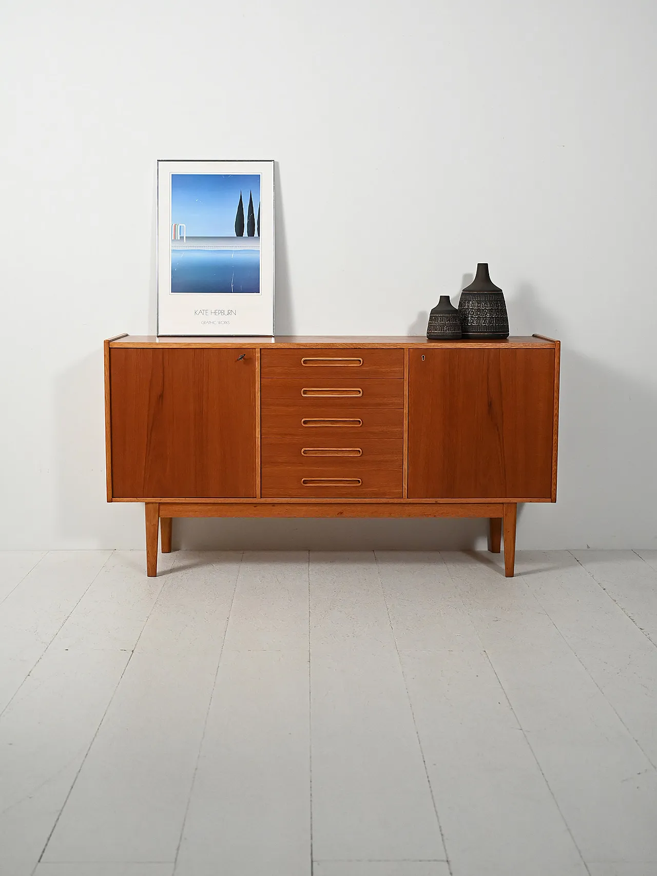 Credenza scandinava con maniglie intarsiate,  anni ’50 1