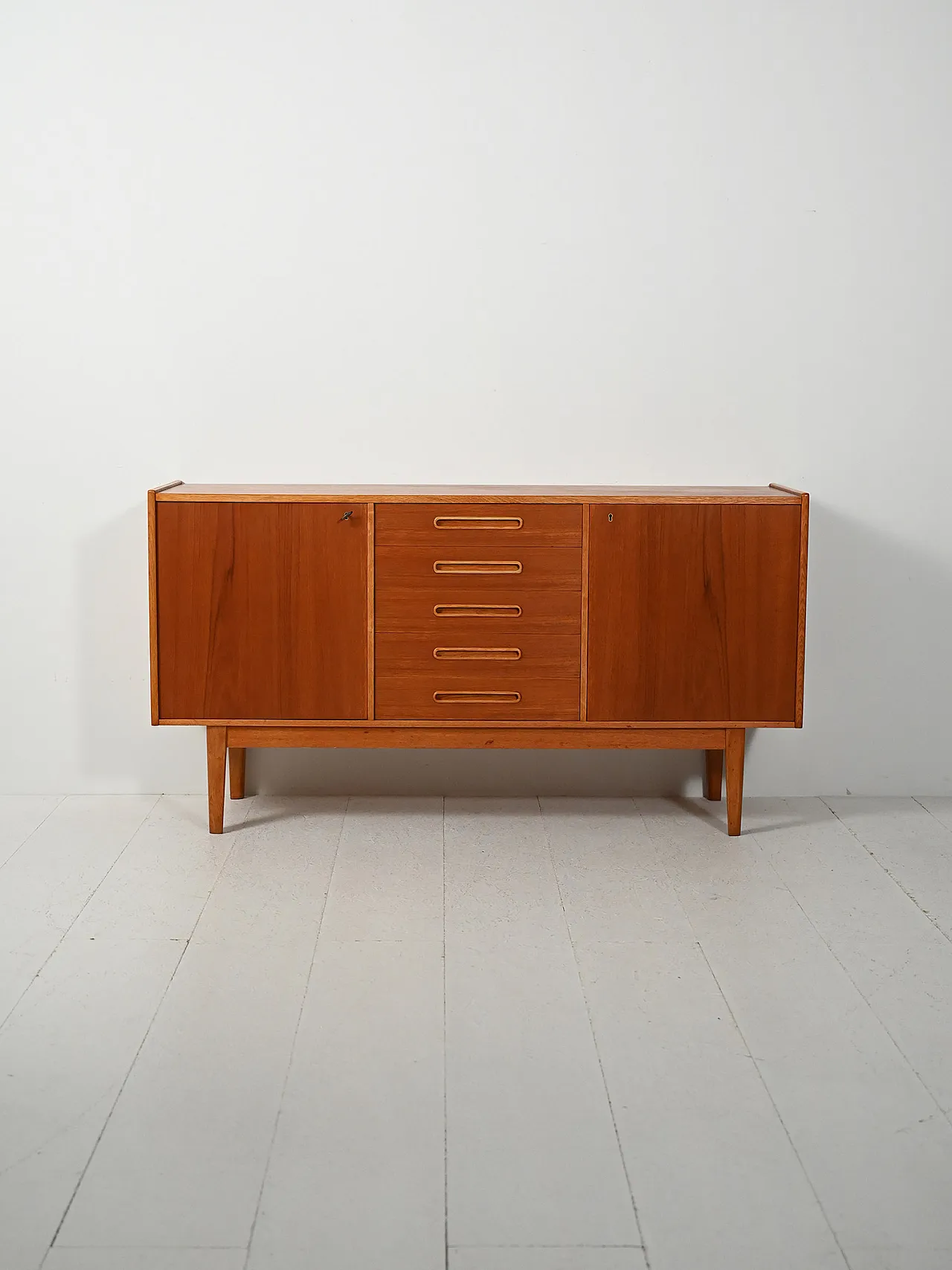 Credenza scandinava con maniglie intarsiate,  anni ’50 2