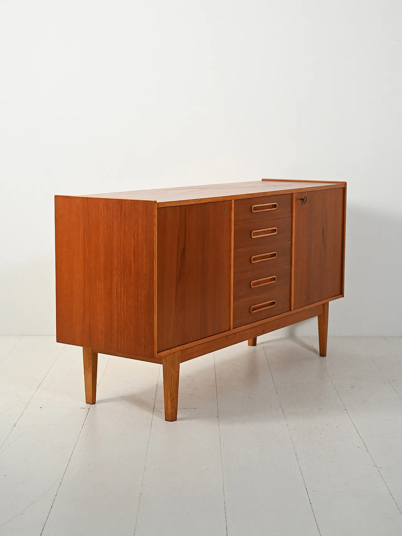 Credenza scandinava con maniglie intarsiate,  anni ’50 4