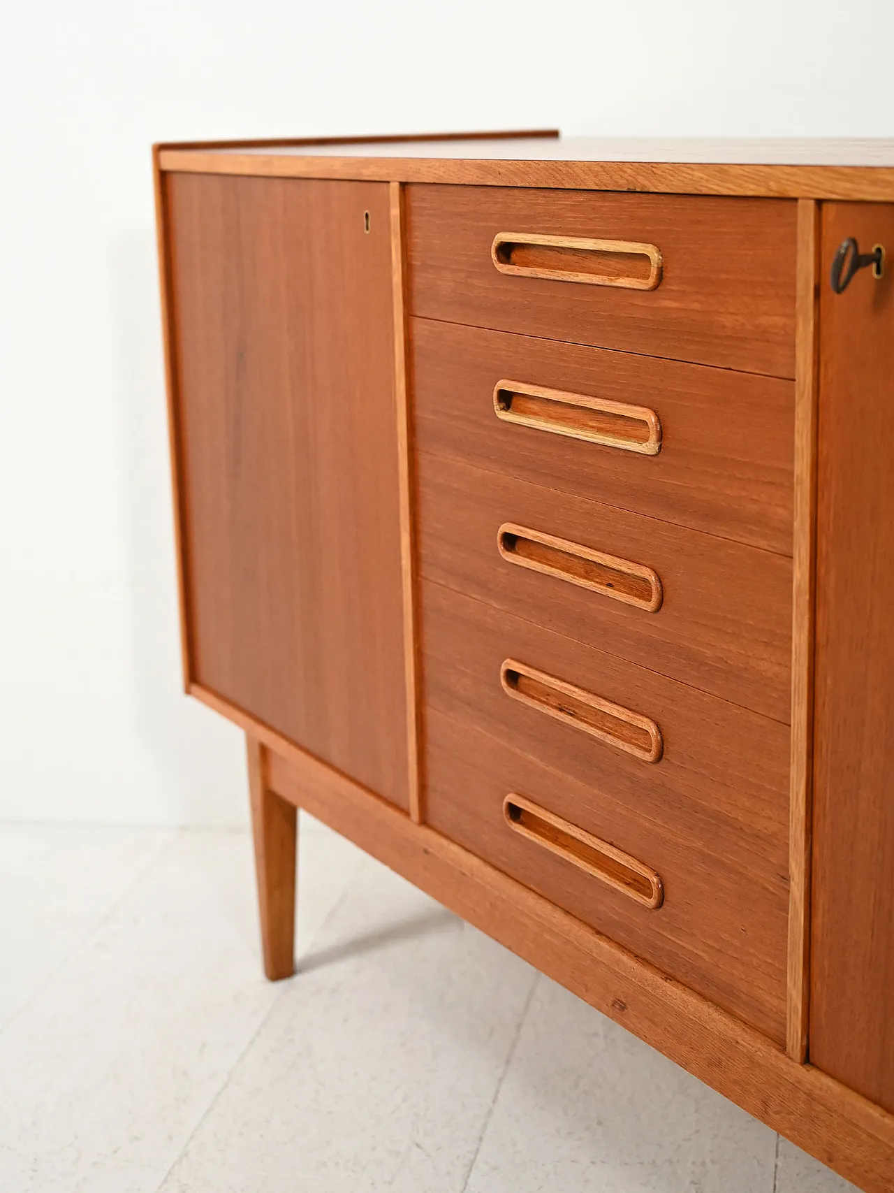 Credenza scandinava con maniglie intarsiate,  anni ’50 6