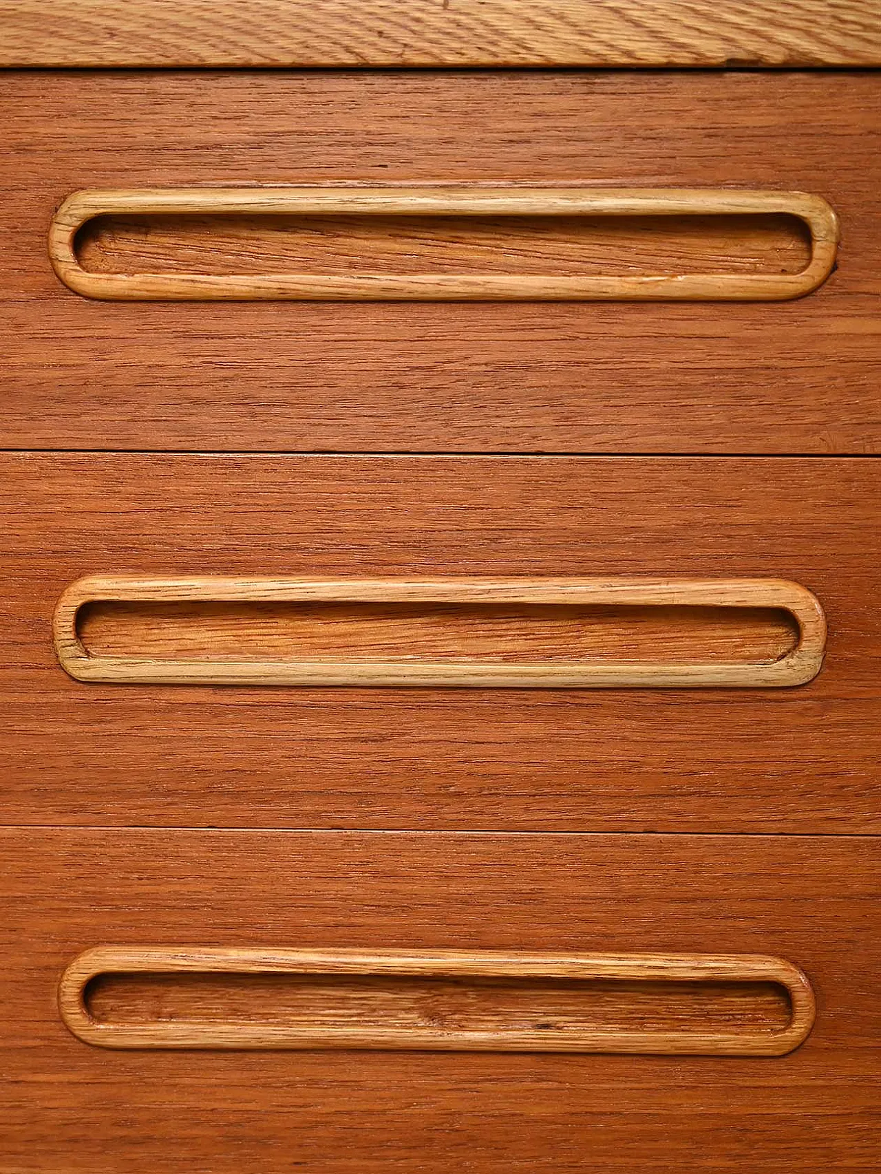 Credenza scandinava con maniglie intarsiate,  anni ’50 7