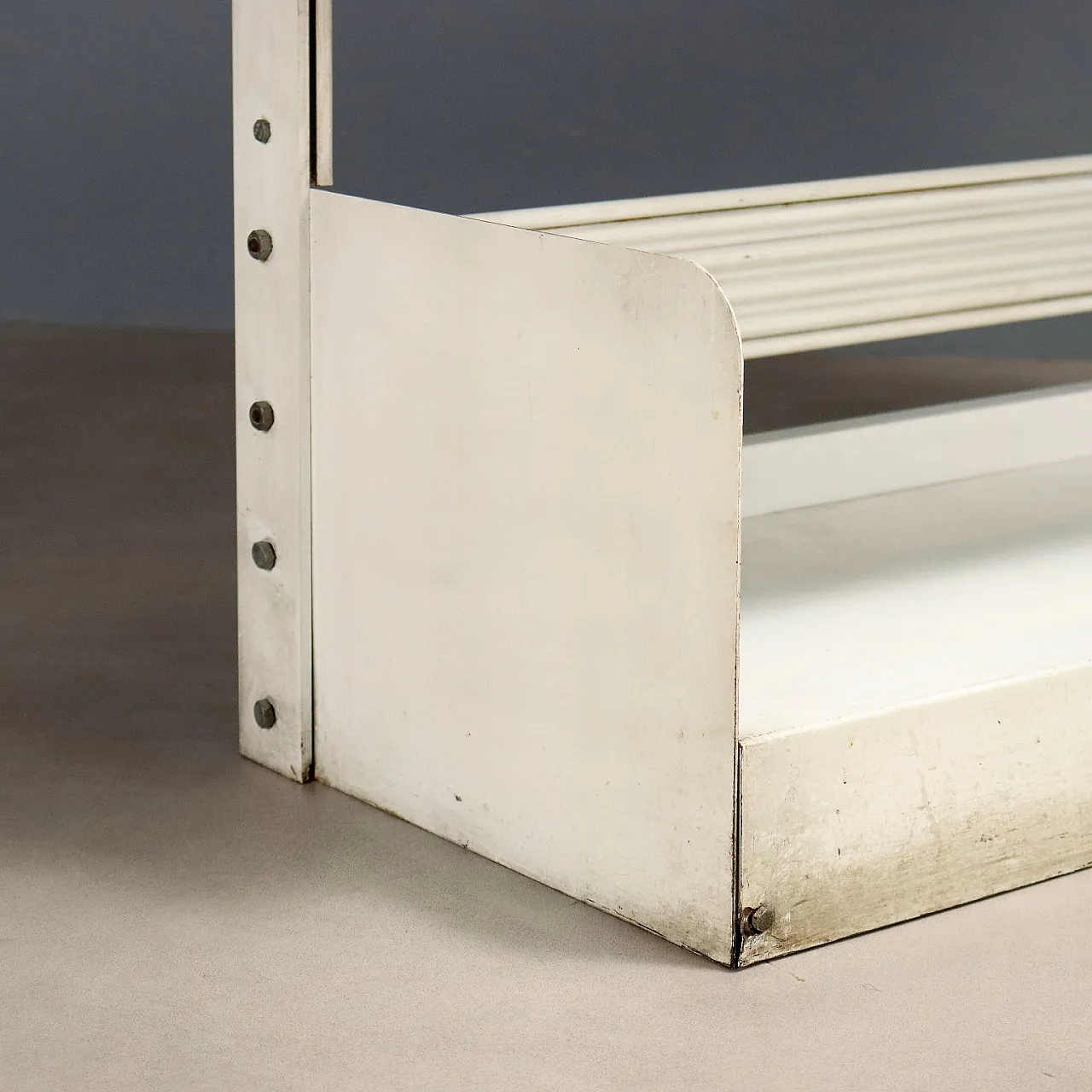 Bookcase with adjustable shelves in enameled metal, 20th century 4