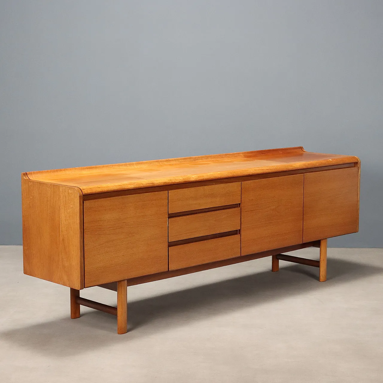 Mahogany veneered sideboard with drawers, late 20th century 1