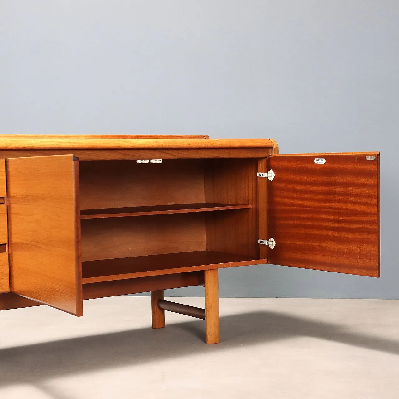 Mahogany veneered sideboard with drawers, late 20th century 4
