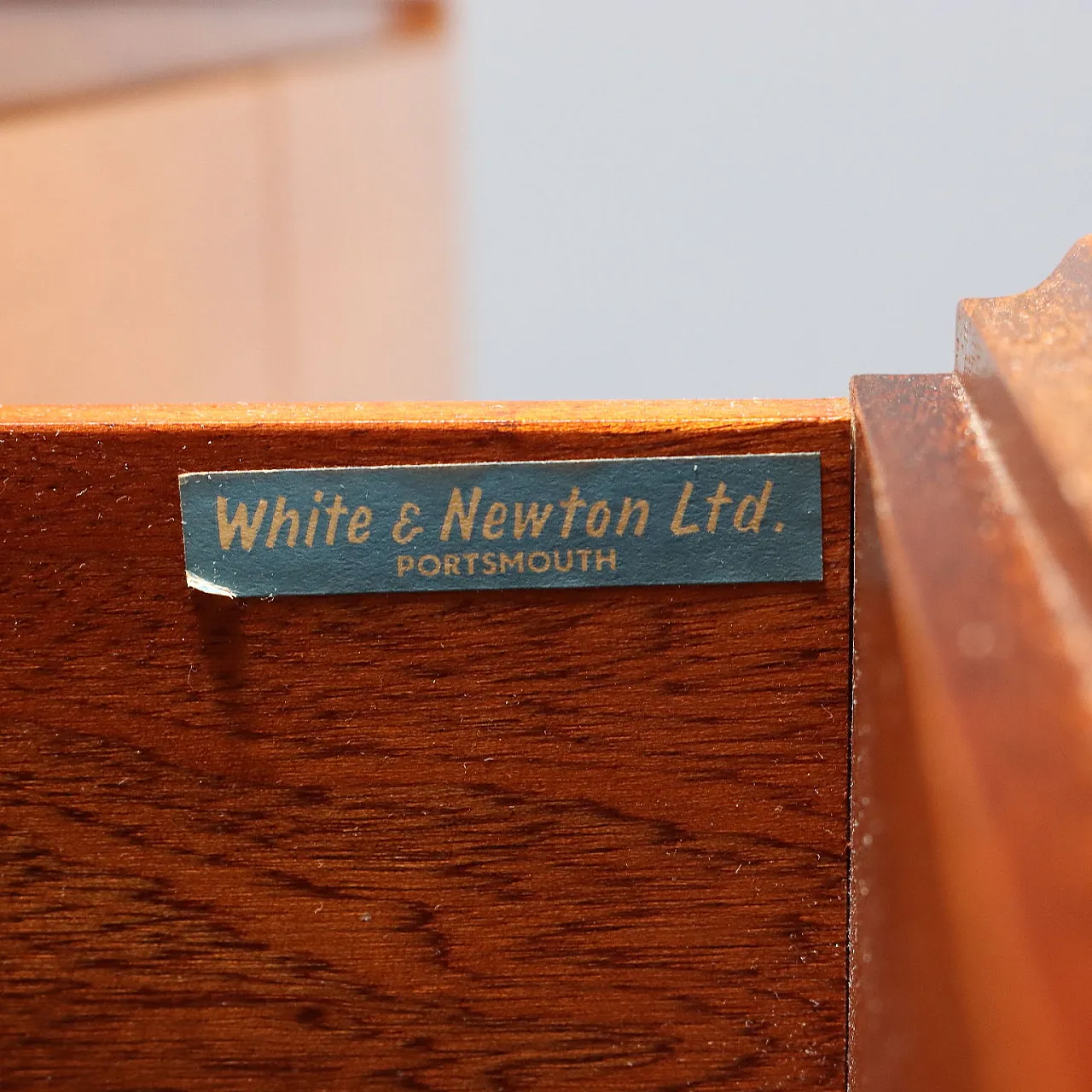 Mahogany veneered sideboard with drawers, late 20th century 8