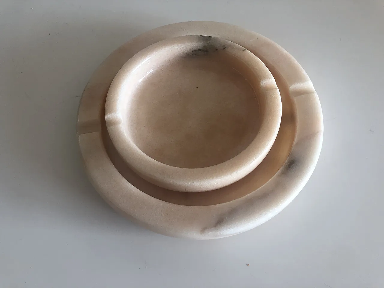 Coppia di posacenere di Casigliani in marmo salmone, anni '80 1