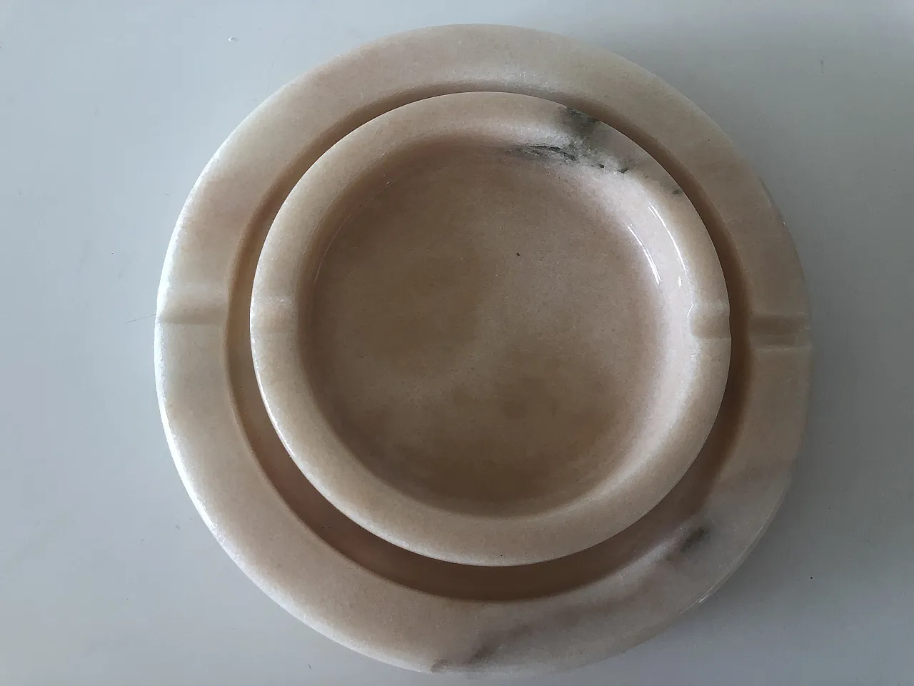 Coppia di posacenere di Casigliani in marmo salmone, anni '80 2