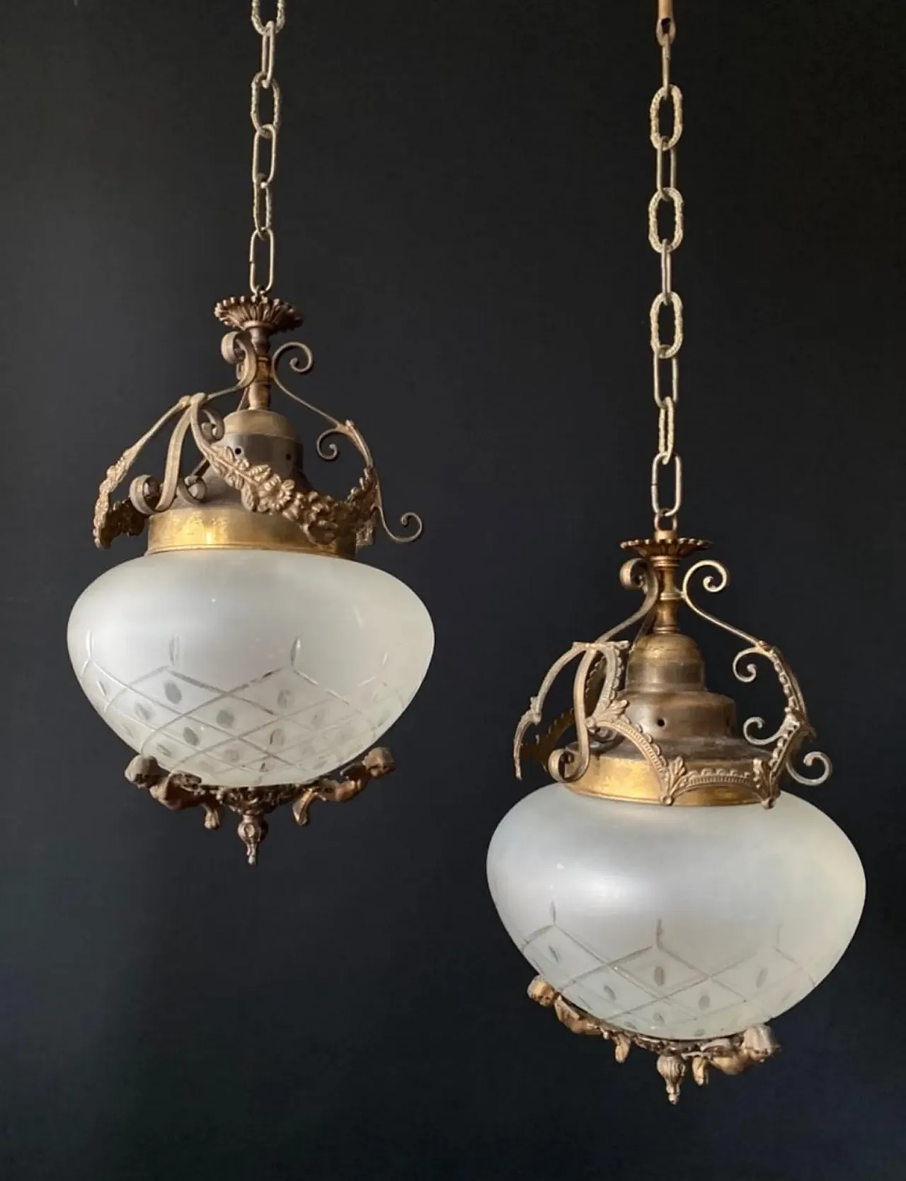 Pair of chandeliers in brass with putti, 20th century 1